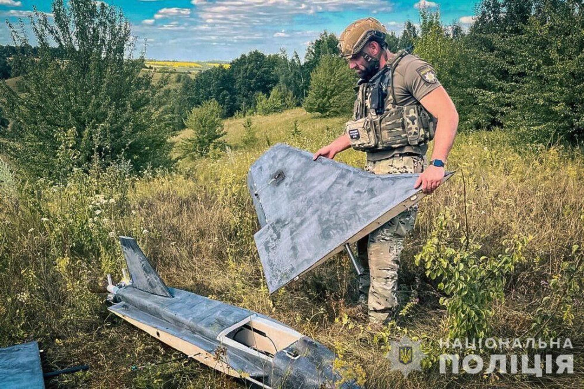 Sprengmeister der ukrainischen Nationalpolizei untersuchen eine Gerber-Drohne in der Region Sumy.