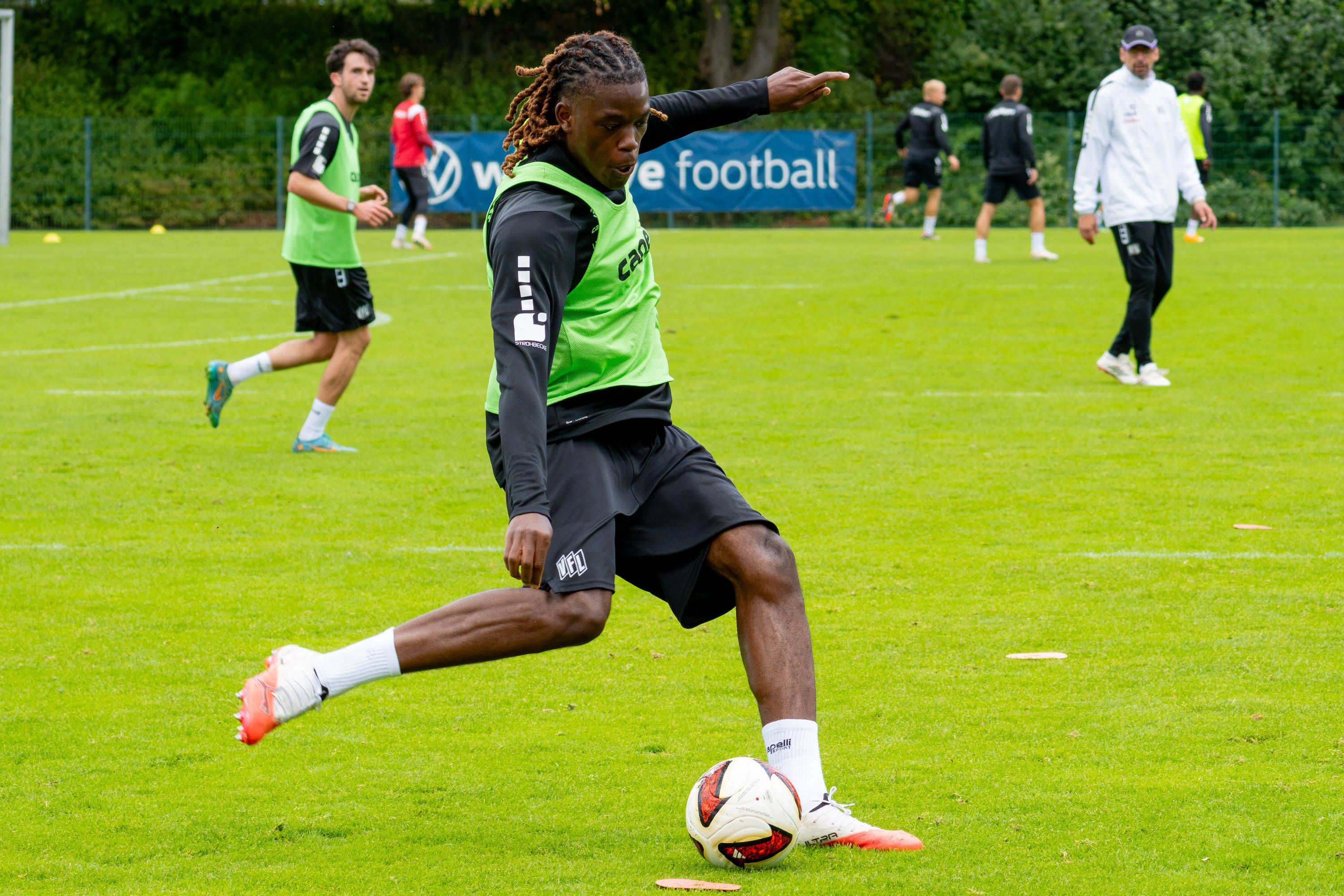 Elias Bakatukanda im Training des VfL Osnabrück.