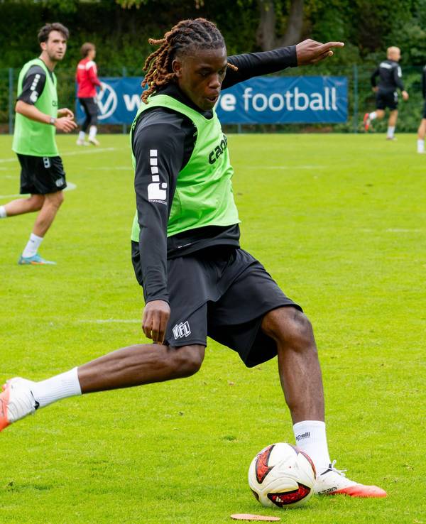 Elias Bakatukanda im Training des VfL Osnabrück.