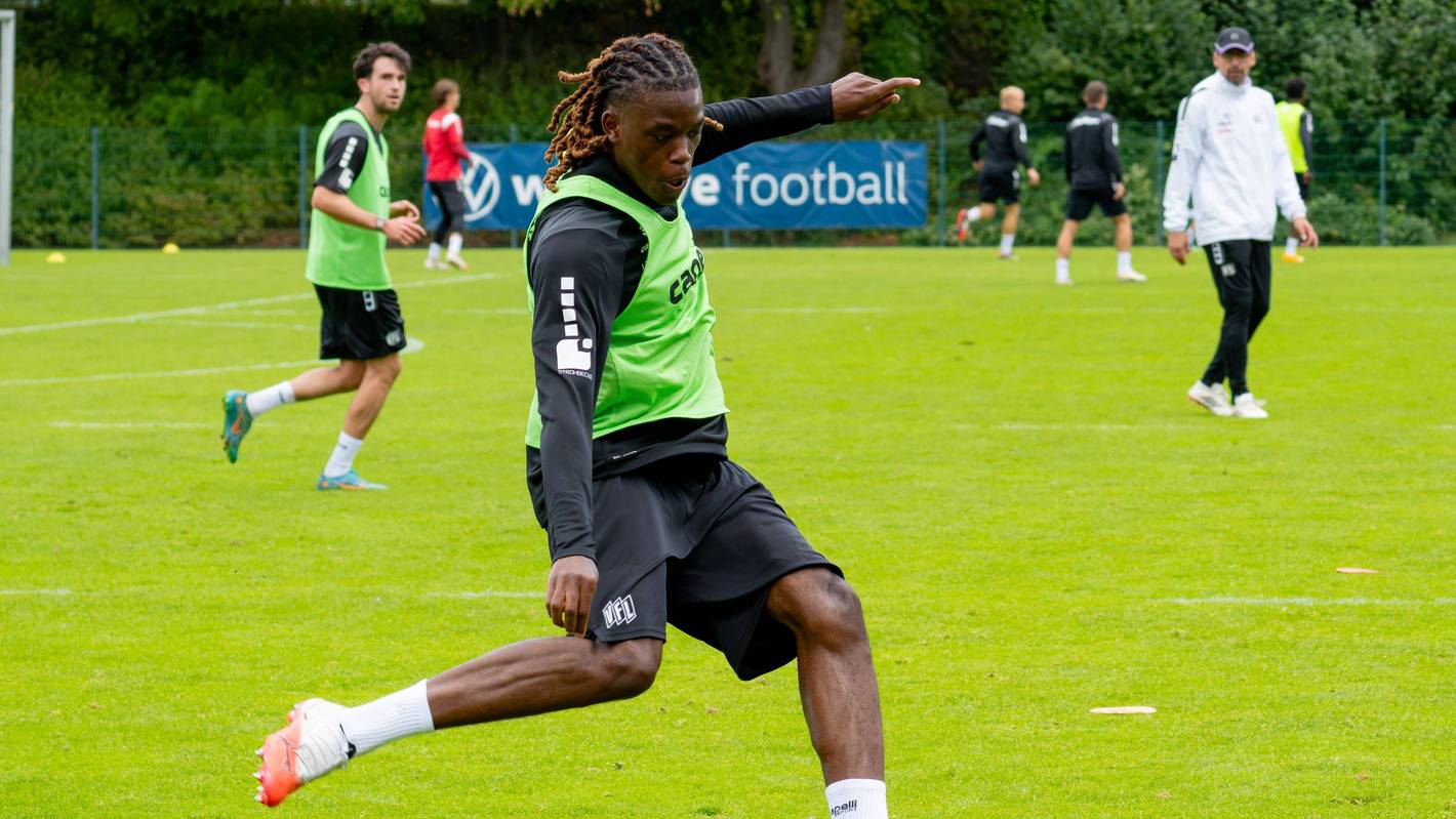 Elias Bakatukanda im Training des VfL Osnabrück.