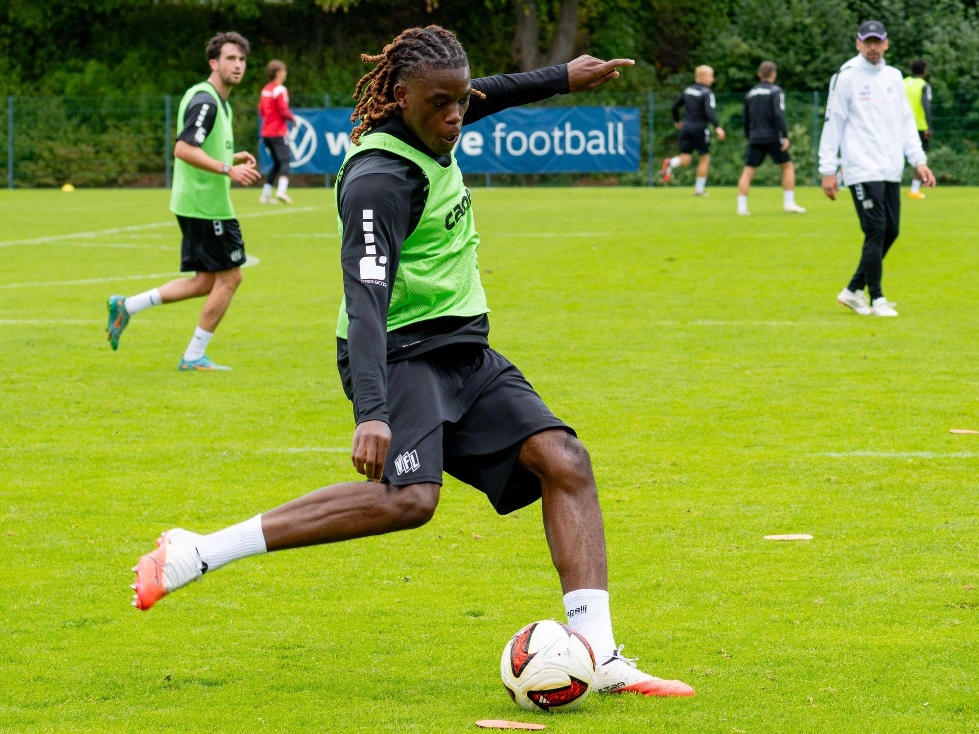 Elias Bakatukanda im Training des VfL Osnabrück.