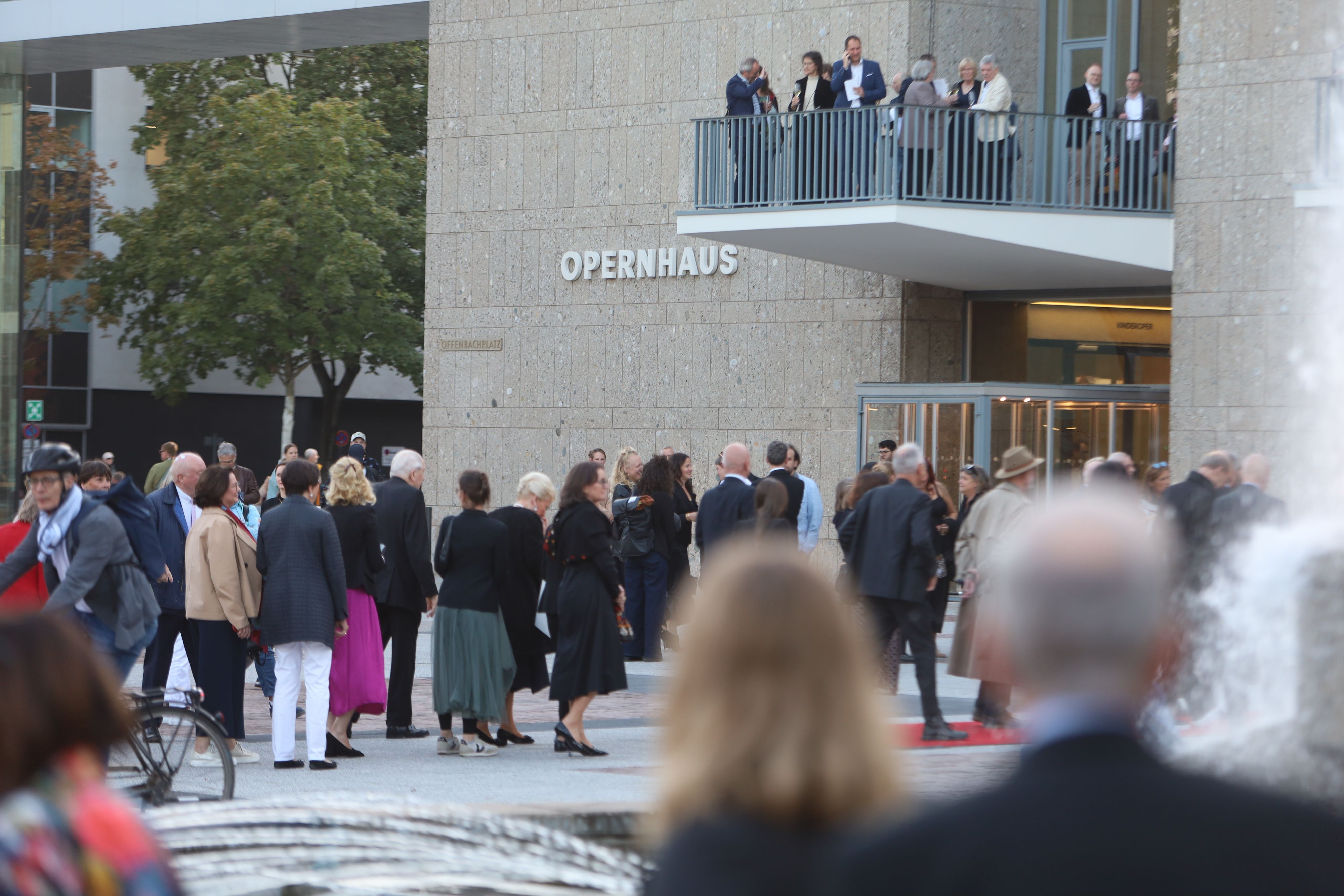 Die Gebäude von Oper und Schauspiel am Offenbachplatz. Am Abend findet der Festakt zur Wiedereröffnung nach Abschluss der 14 Jahre andauernden Sanierungsarbeiten statt