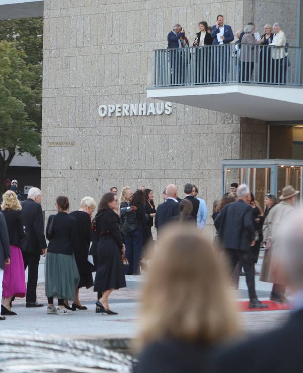 Die Gebäude von Oper und Schauspiel am Offenbachplatz. Am Abend findet der Festakt zur Wiedereröffnung nach Abschluss der 14 Jahre andauernden Sanierungsarbeiten statt