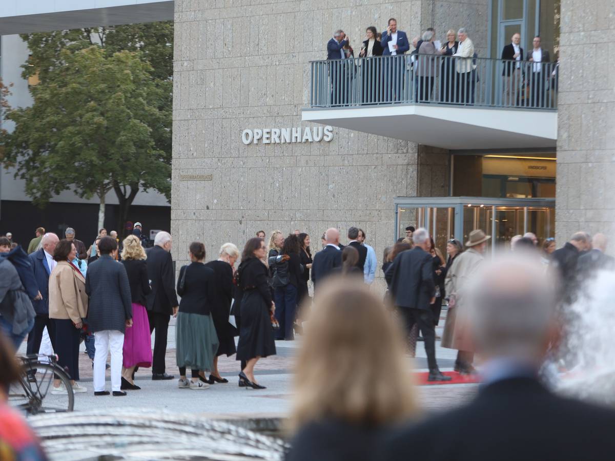 Die Gebäude von Oper und Schauspiel am Offenbachplatz. Am Abend findet der Festakt zur Wiedereröffnung nach Abschluss der 14 Jahre andauernden Sanierungsarbeiten statt