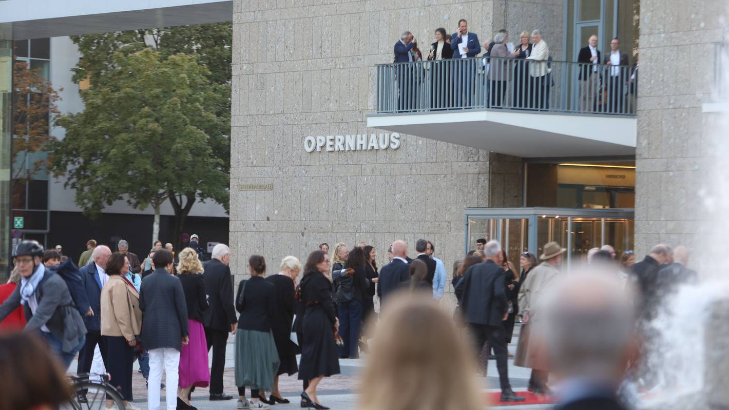 Die Gebäude von Oper und Schauspiel am Offenbachplatz. Am Abend findet der Festakt zur Wiedereröffnung nach Abschluss der 14 Jahre andauernden Sanierungsarbeiten statt