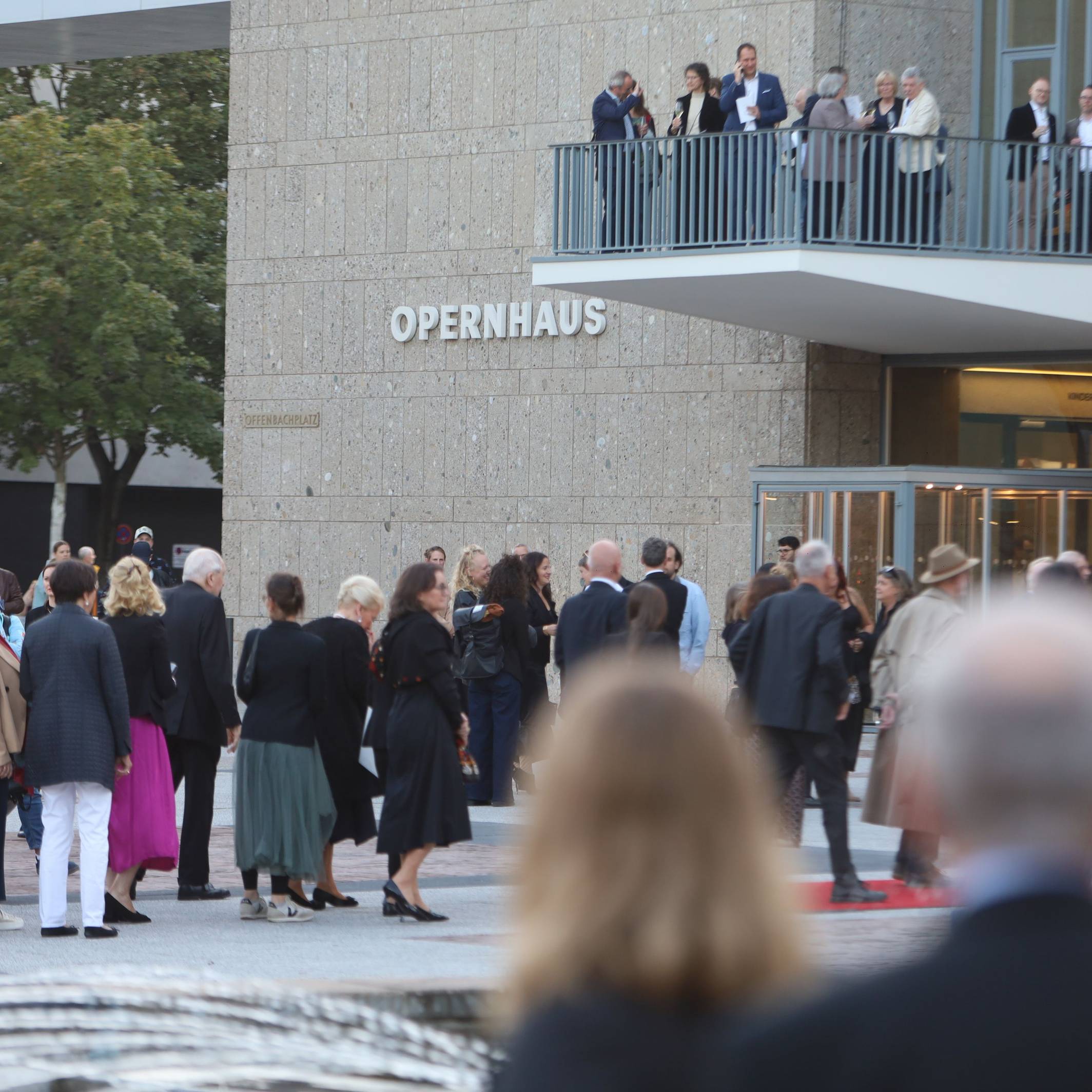Die Gebäude von Oper und Schauspiel am Offenbachplatz. Am Abend findet der Festakt zur Wiedereröffnung nach Abschluss der 14 Jahre andauernden Sanierungsarbeiten statt