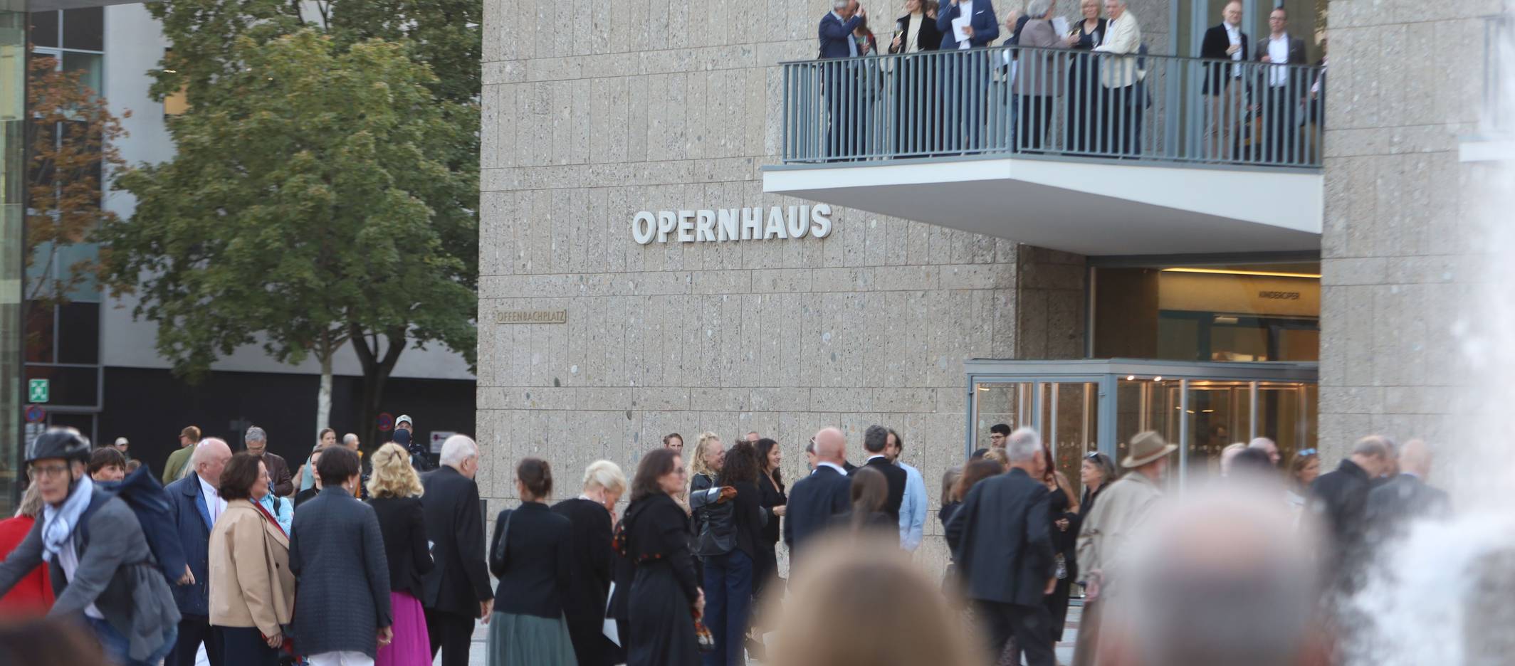 Die Gebäude von Oper und Schauspiel am Offenbachplatz. Am Abend findet der Festakt zur Wiedereröffnung nach Abschluss der 14 Jahre andauernden Sanierungsarbeiten statt
