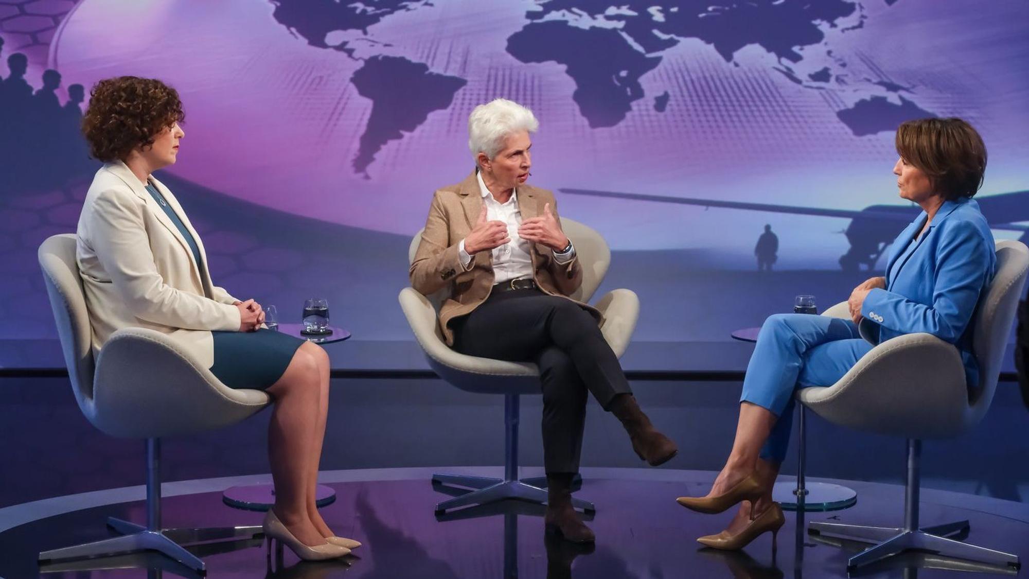 Sandra Maischberger (rechts) diskutierte am Mittwochabend mit der BSW-Vorsitzenden Amira Mohamed Ali (links) und FDP-Politikerin Marie-Agnes Strack-Zimmermann. (Bild: WDR / Oliver Ziebe)