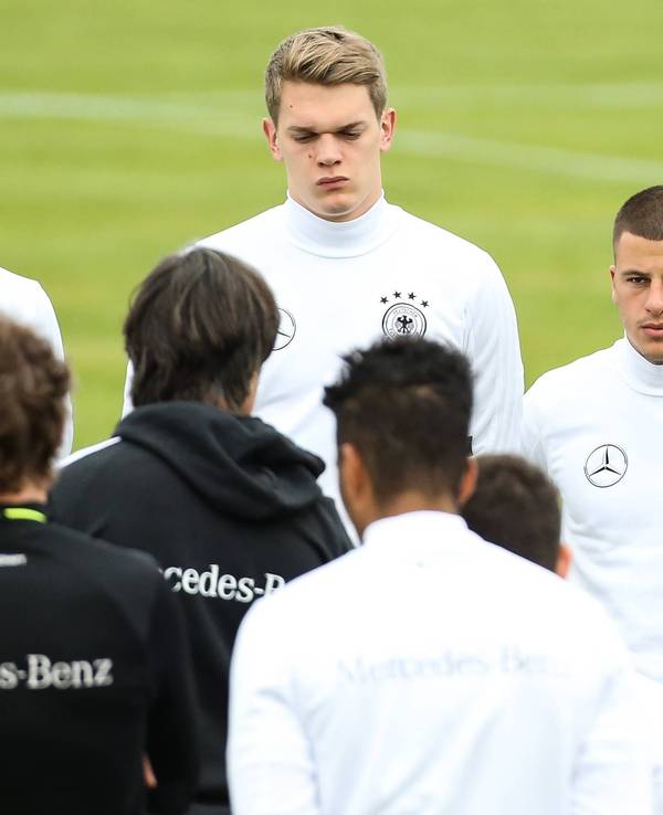 Diego Demme im DFB-Training mit Matthias Ginter und Jonas Hector.