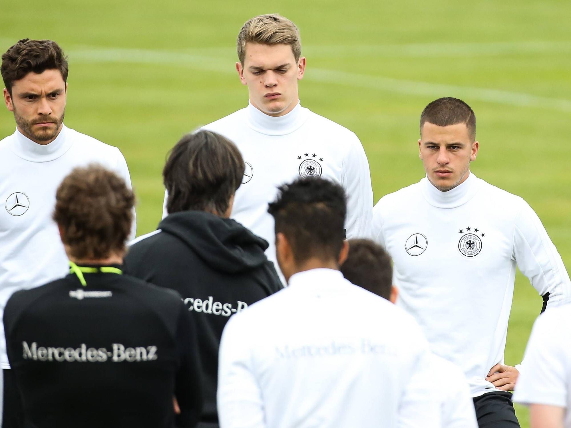 Diego Demme im DFB-Training mit Matthias Ginter und Jonas Hector.