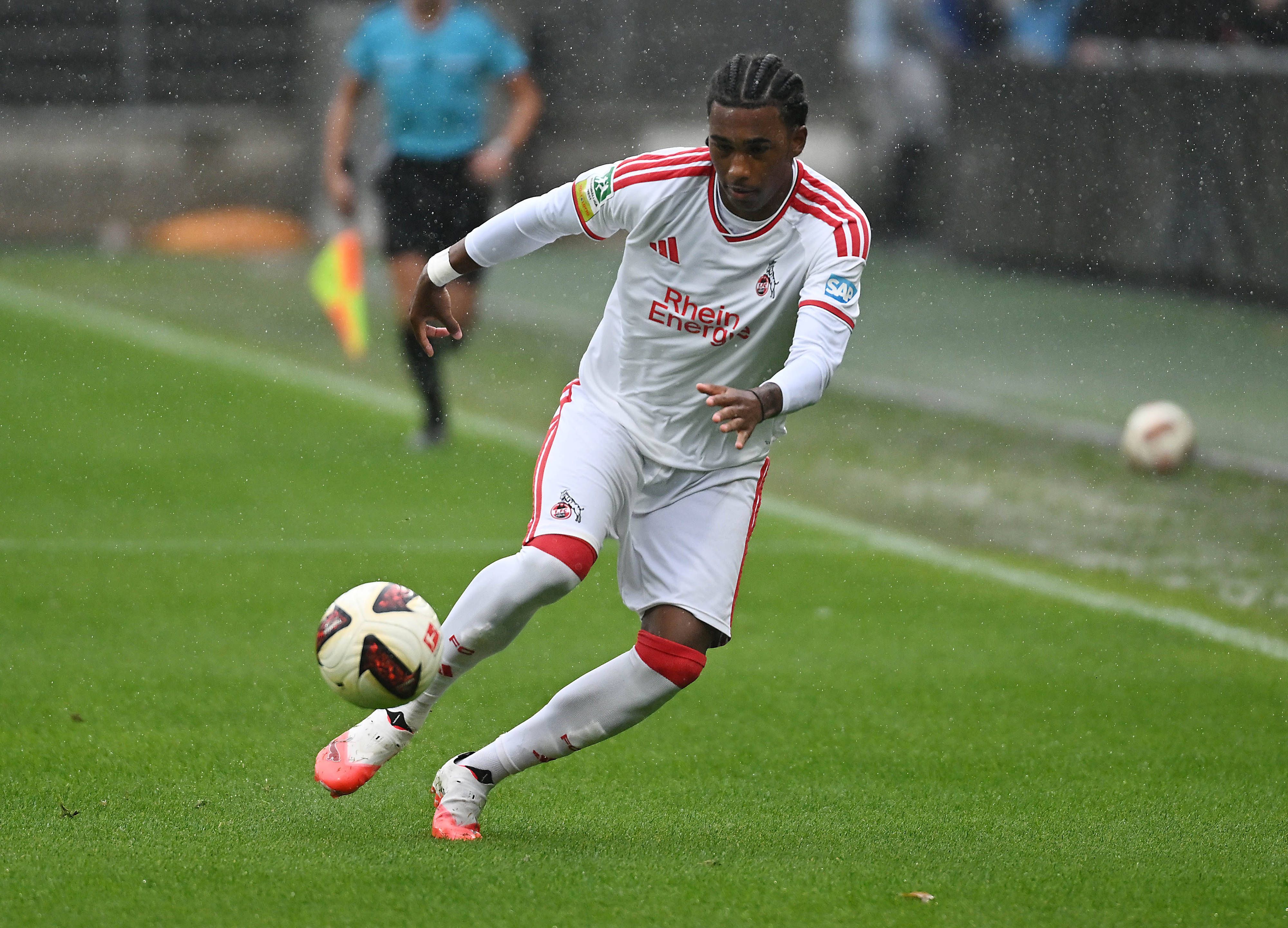 Reigan Heskey (1. FC Köln) am Ball im Franz-Kremer-Stadion.