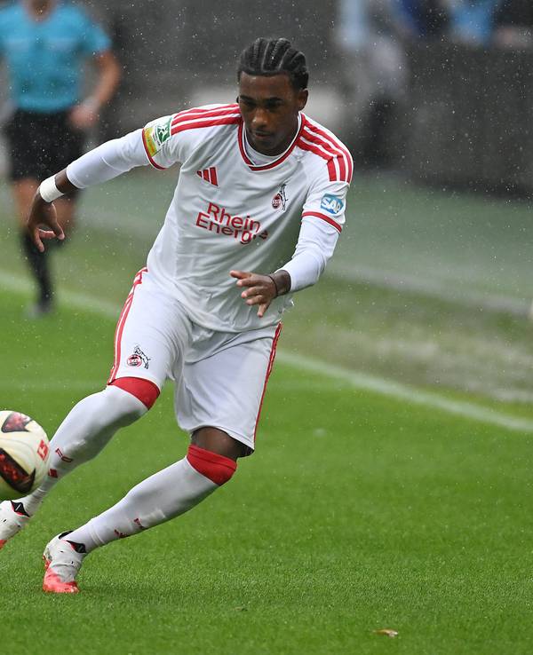 Reigan Heskey (1. FC Köln) am Ball im Franz-Kremer-Stadion.