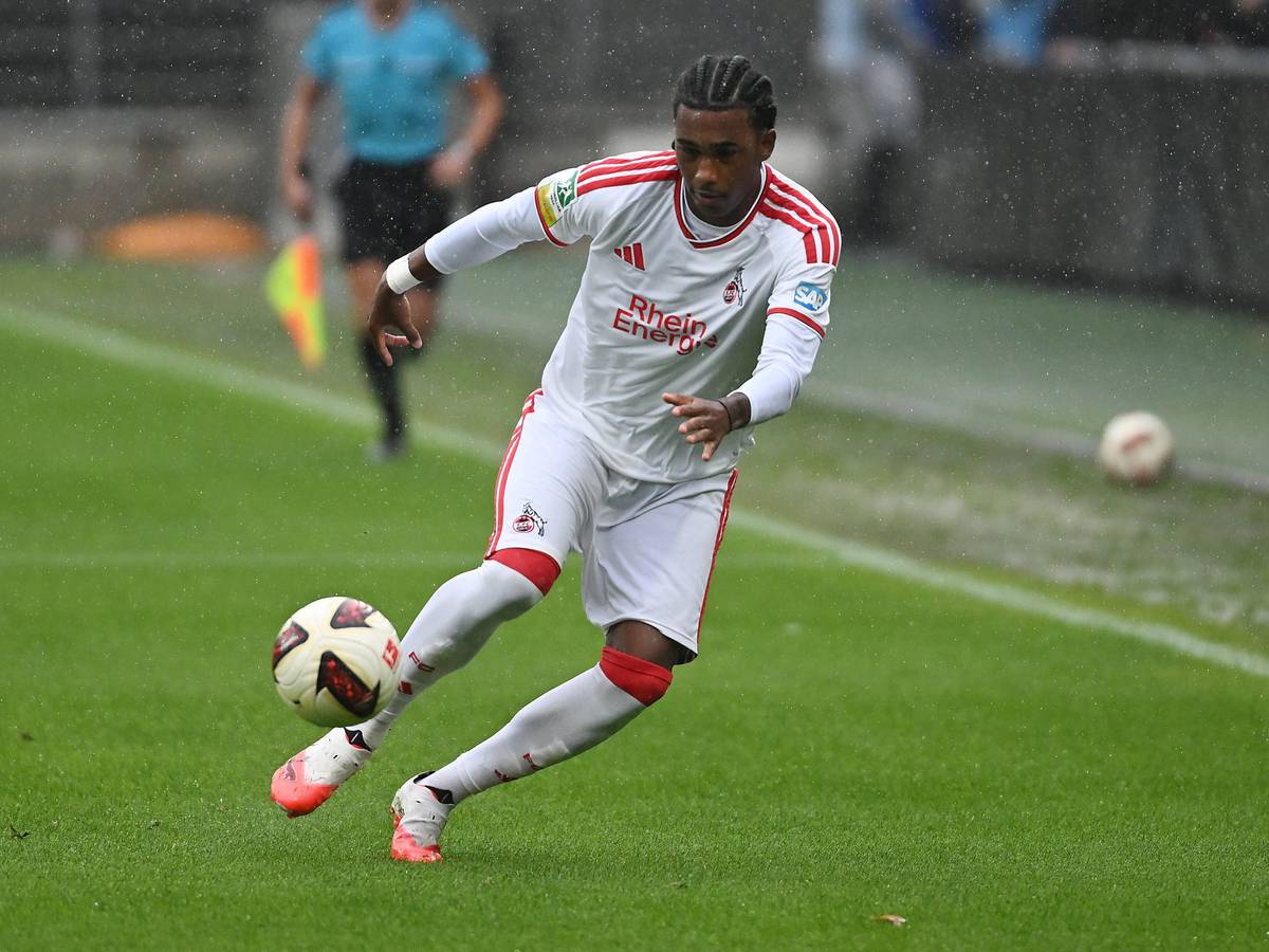 Reigan Heskey (1. FC Köln) am Ball im Franz-Kremer-Stadion.