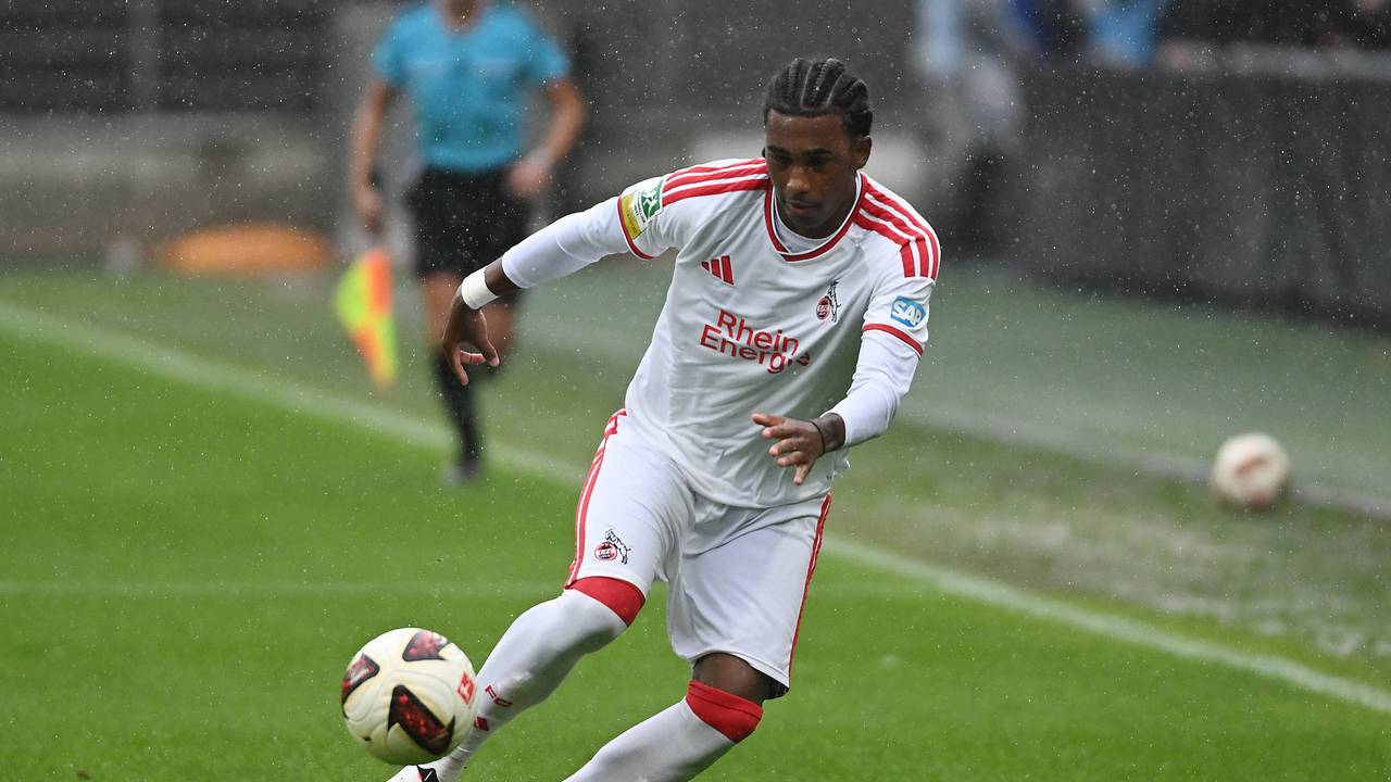 Reigan Heskey (1. FC Köln) am Ball im Franz-Kremer-Stadion.