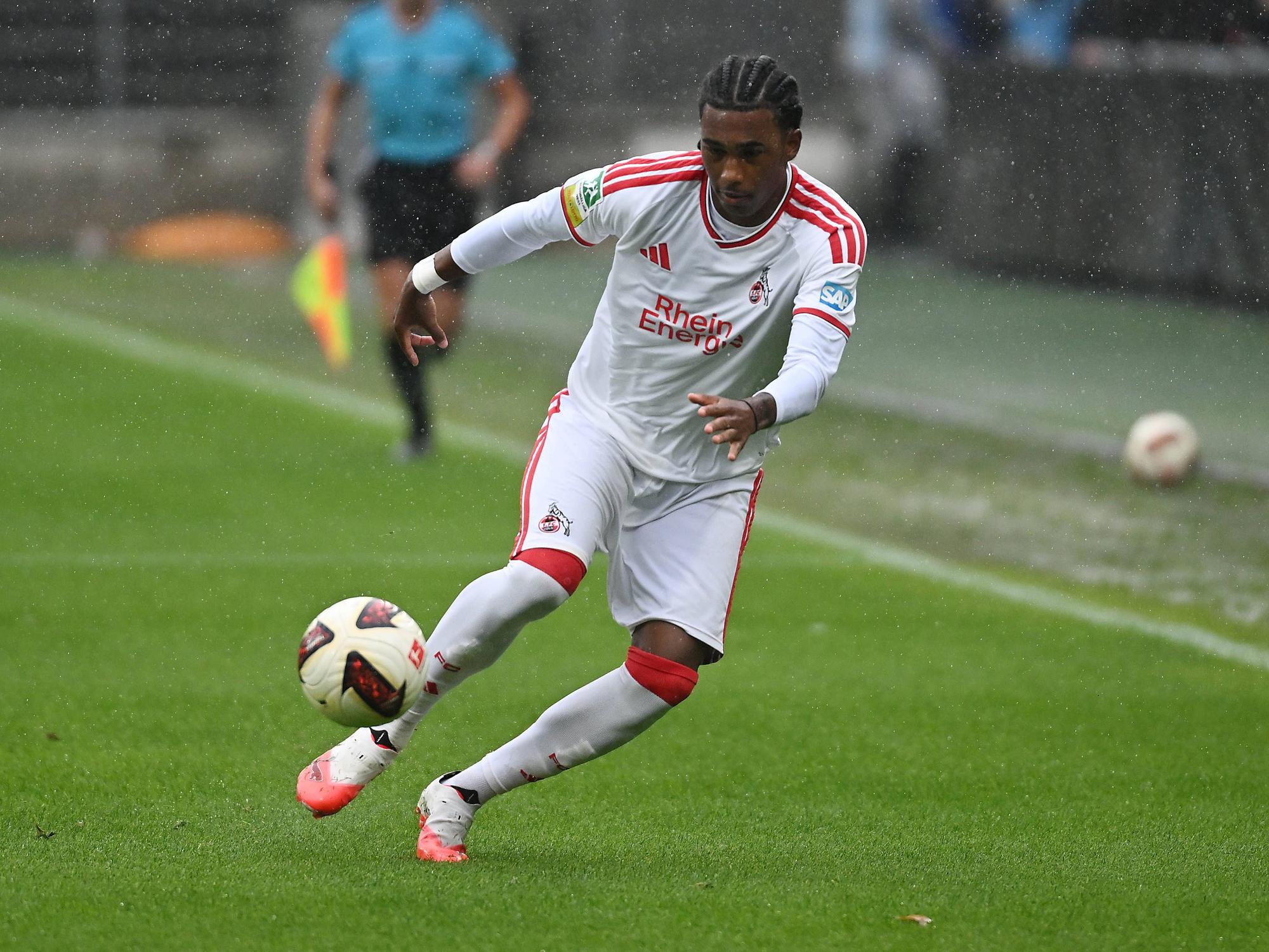 Reigan Heskey (1. FC Köln) am Ball im Franz-Kremer-Stadion.