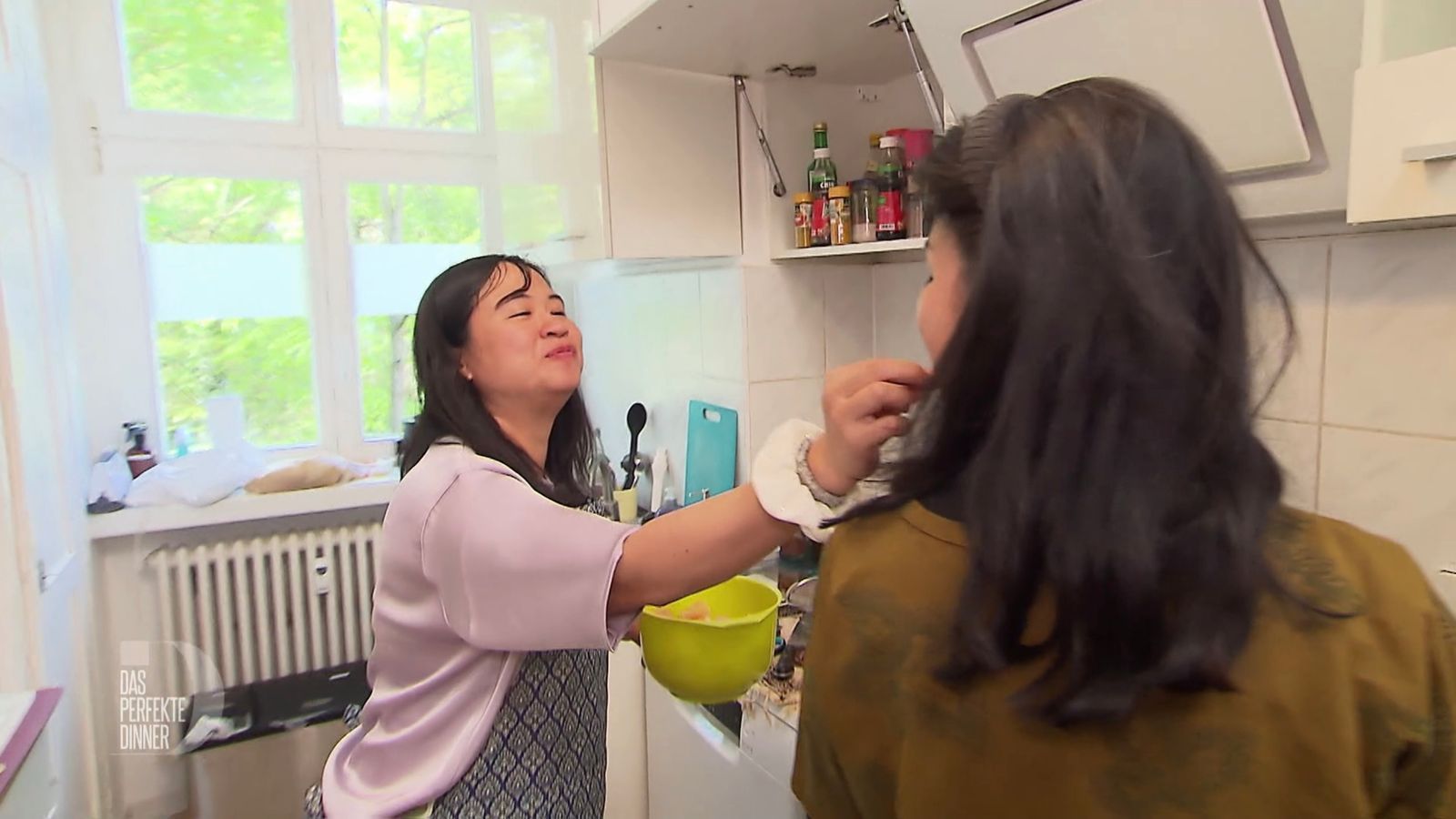 Thanh füttert ihre Schnippelhilfe: „In Vietnam ist Essen unsere Love Language.“ (Bild: RTL)