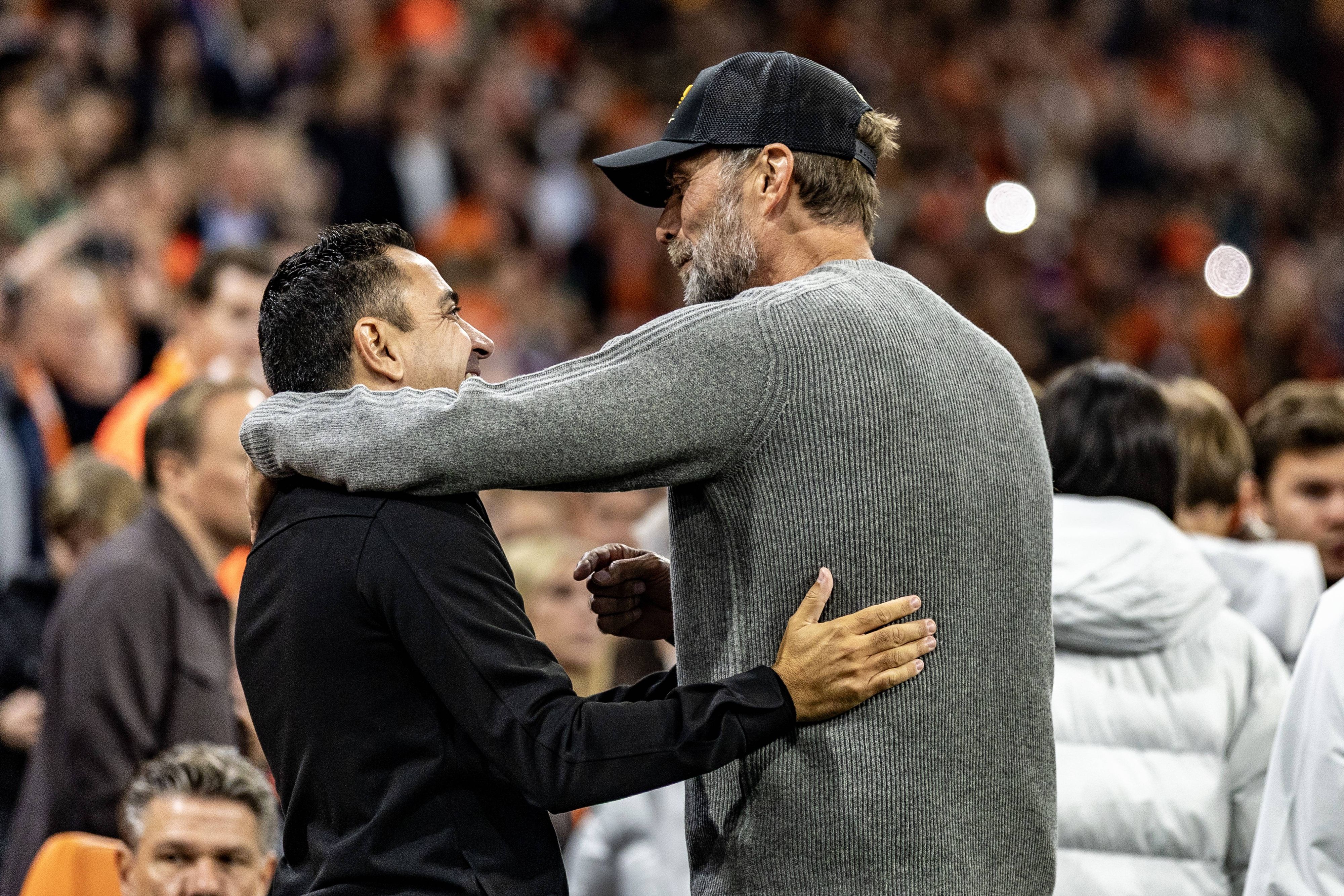 Jürgen Klopp mit Xavi vor Beginn des Spiels.