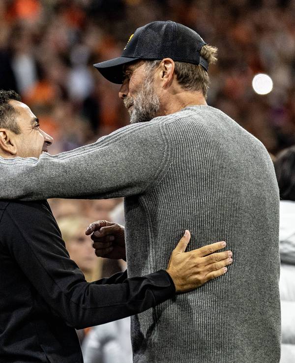 Jürgen Klopp mit Xavi vor Beginn des Spiels.