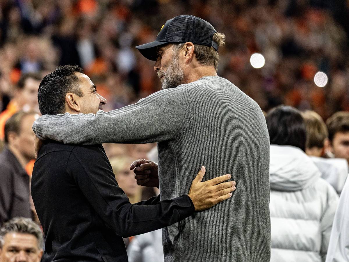 Jürgen Klopp mit Xavi vor Beginn des Spiels.