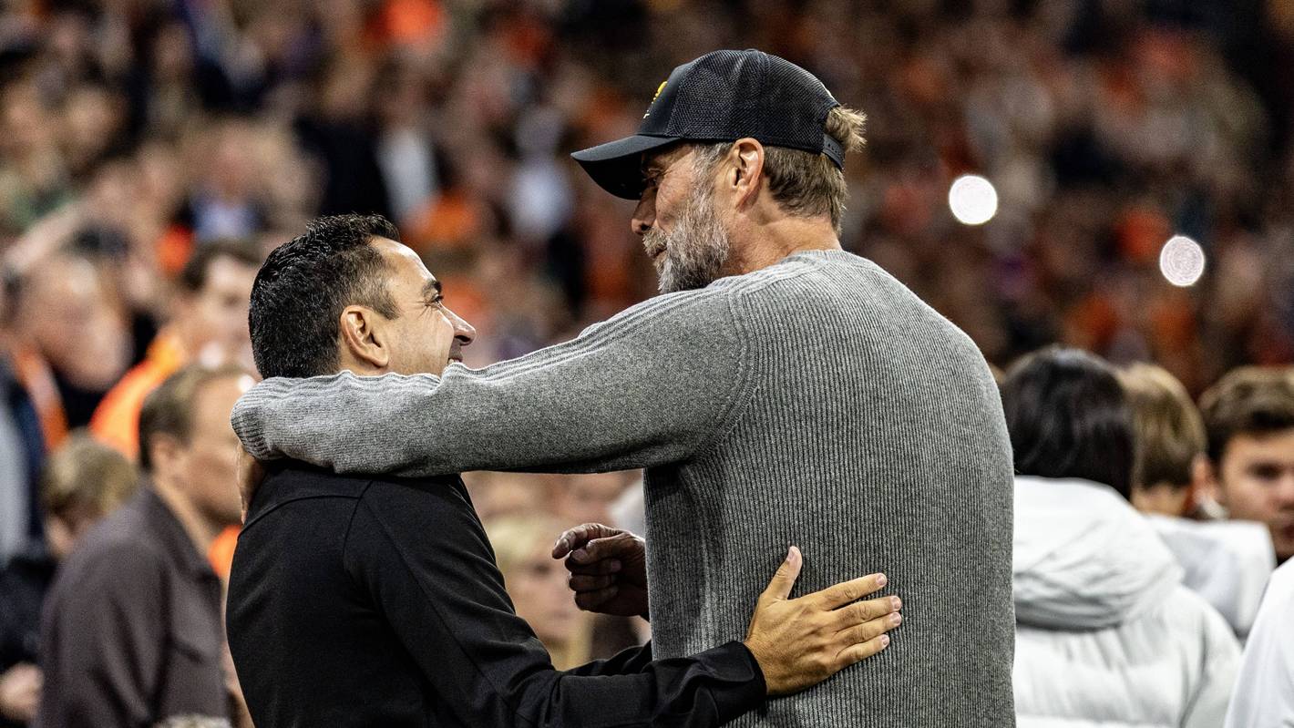 Jürgen Klopp mit Xavi vor Beginn des Spiels.