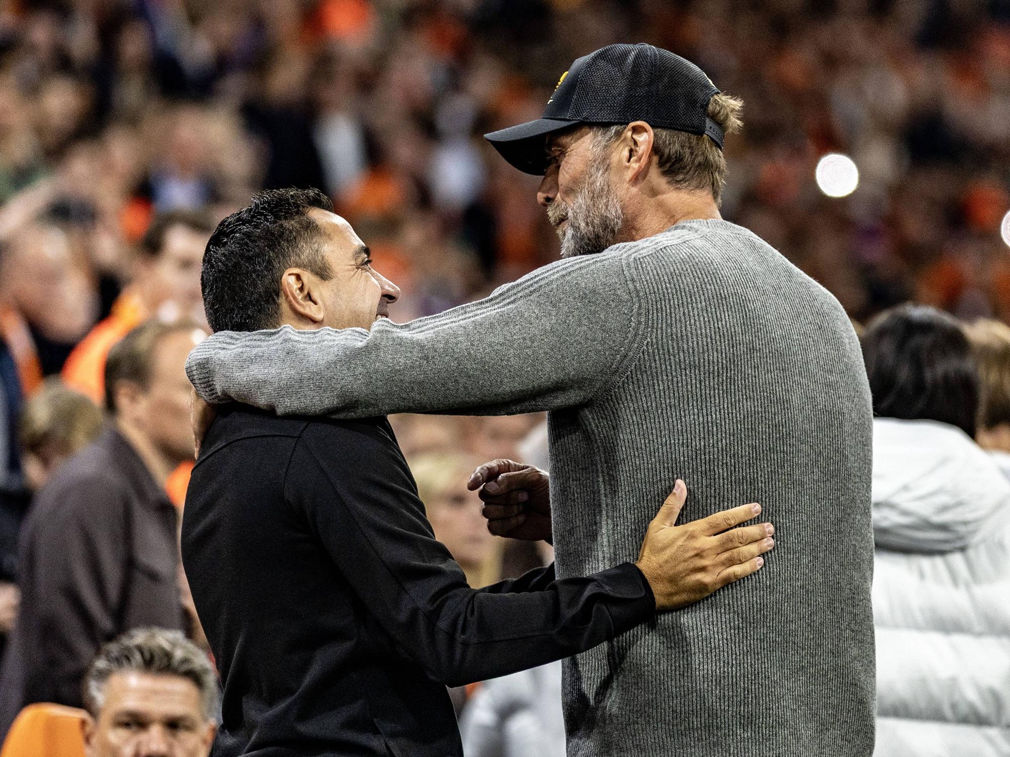 Jürgen Klopp mit Xavi vor Beginn des Spiels.