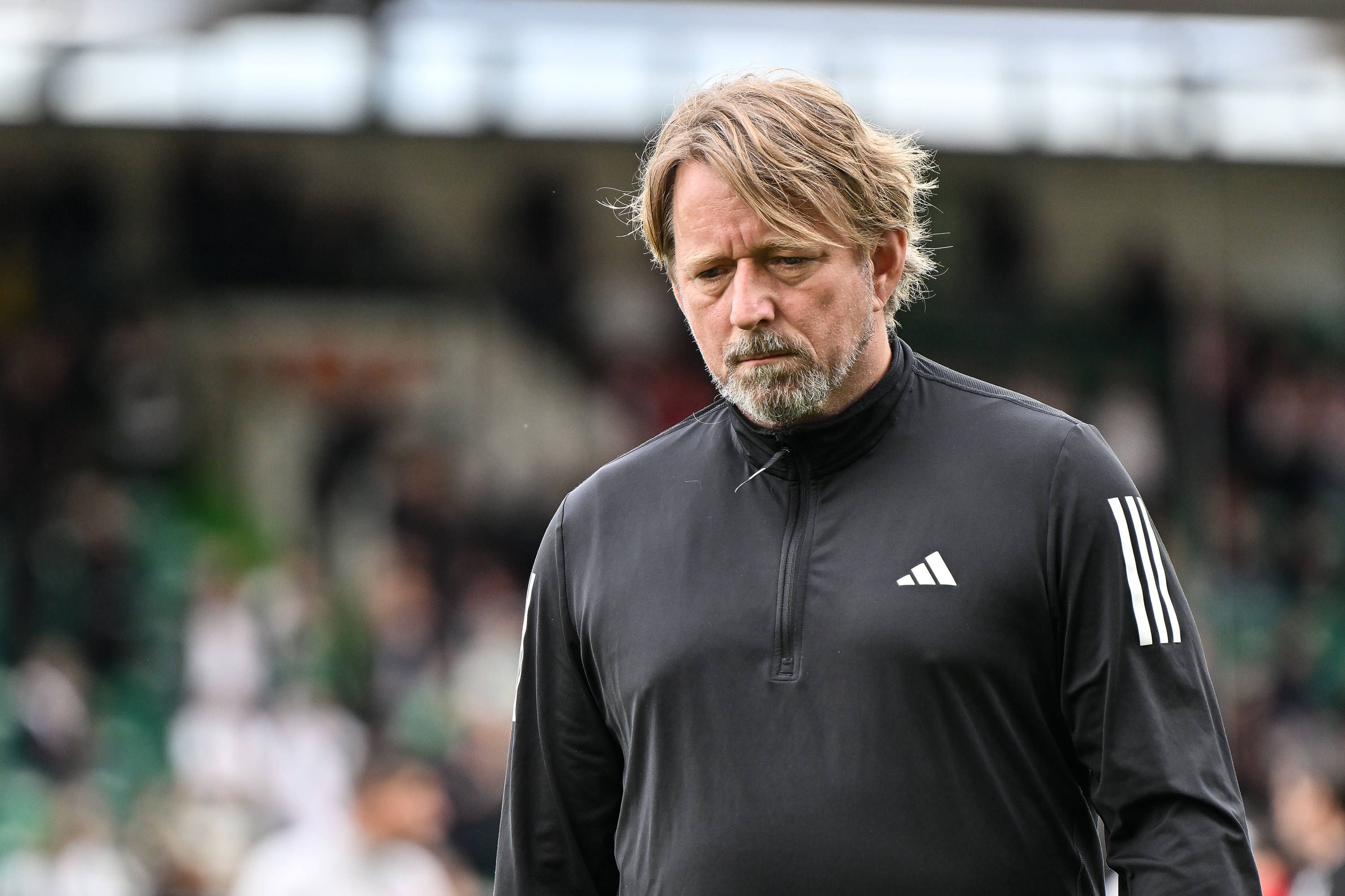Sven Mislintat mit enttäuschtem Blick nach dem Abstieg.