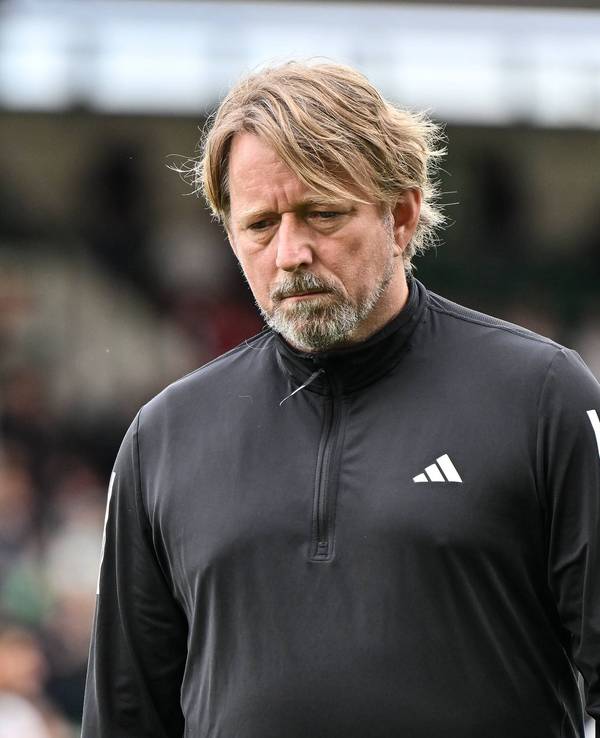Sven Mislintat mit enttäuschtem Blick nach dem Abstieg.