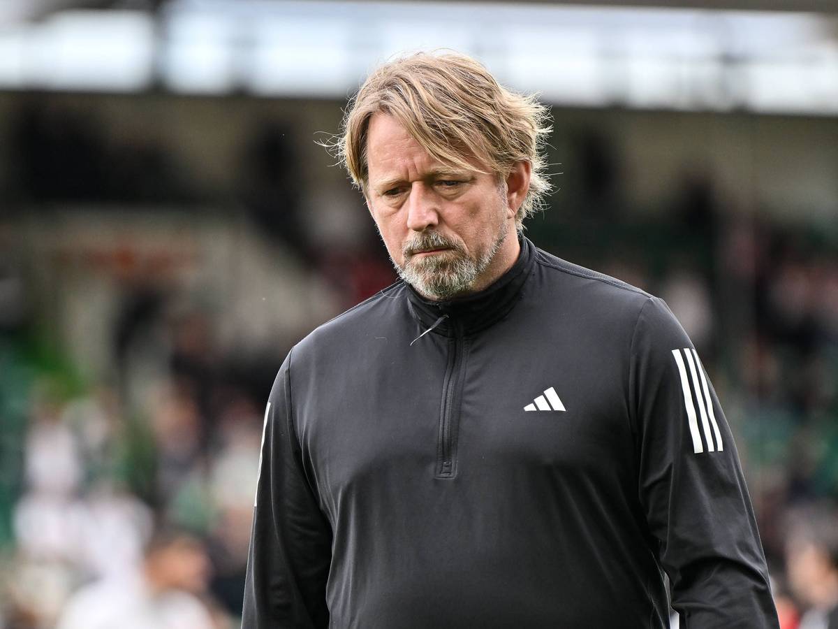 Sven Mislintat mit enttäuschtem Blick nach dem Abstieg.
