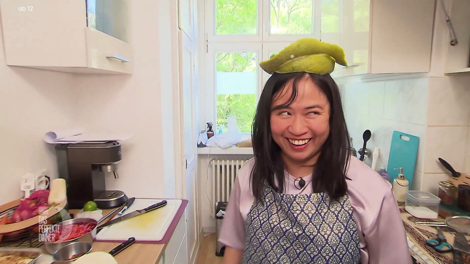 „Hat mein Vater immer für uns Kinder gemacht“: Thanh mit einem Hut aus Pomelo-Schalen. (Bild: RTL)