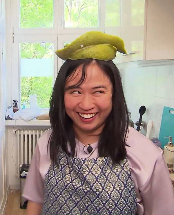 „Hat mein Vater immer für uns Kinder gemacht“: Thanh mit einem Hut aus Pomelo-Schalen. (Bild: RTL)
