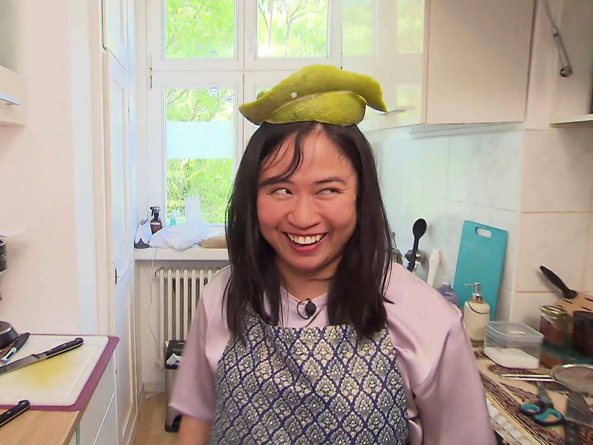 „Hat mein Vater immer für uns Kinder gemacht“: Thanh mit einem Hut aus Pomelo-Schalen. (Bild: RTL)
