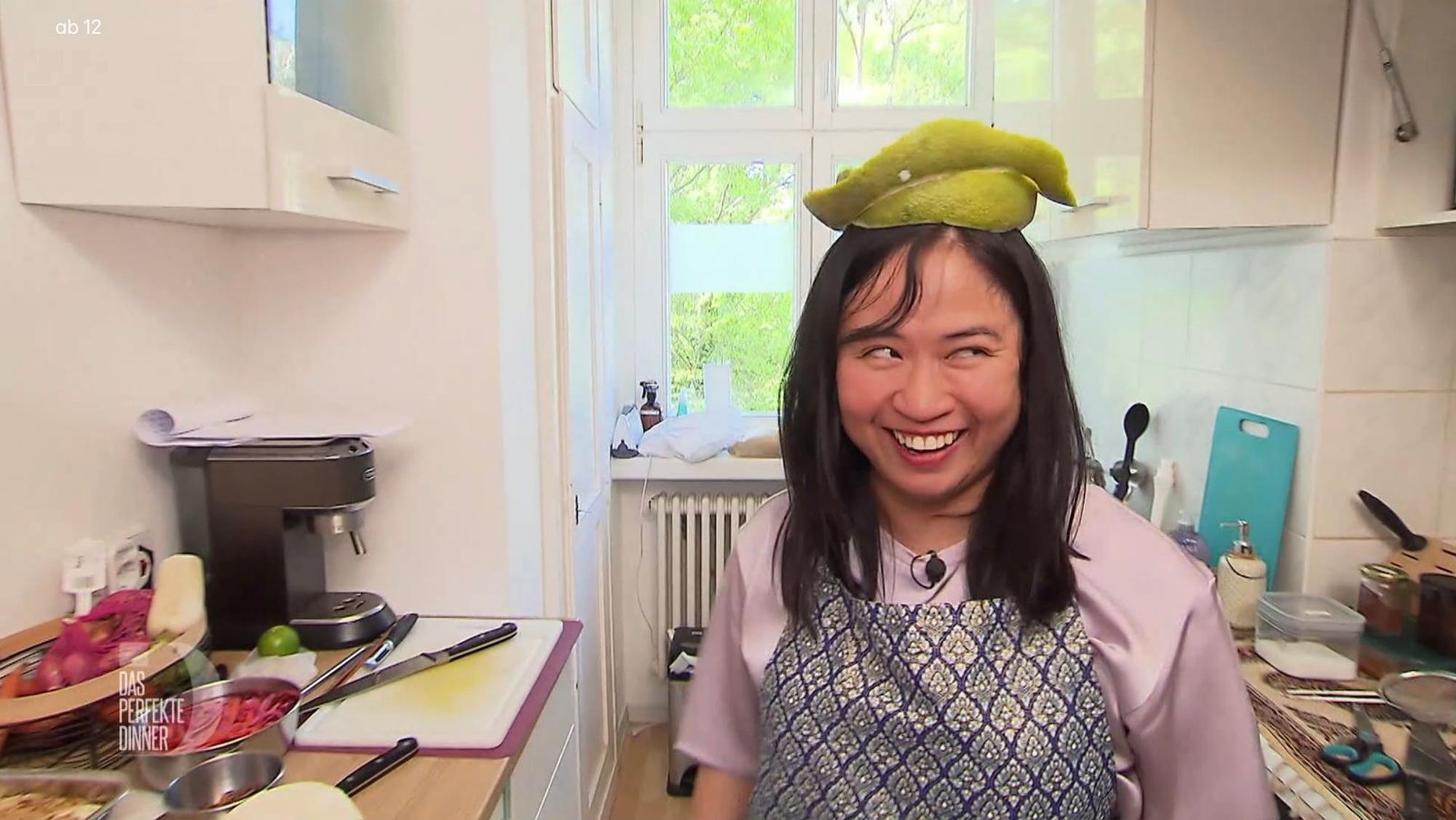 „Hat mein Vater immer für uns Kinder gemacht“: Thanh mit einem Hut aus Pomelo-Schalen. (Bild: RTL)