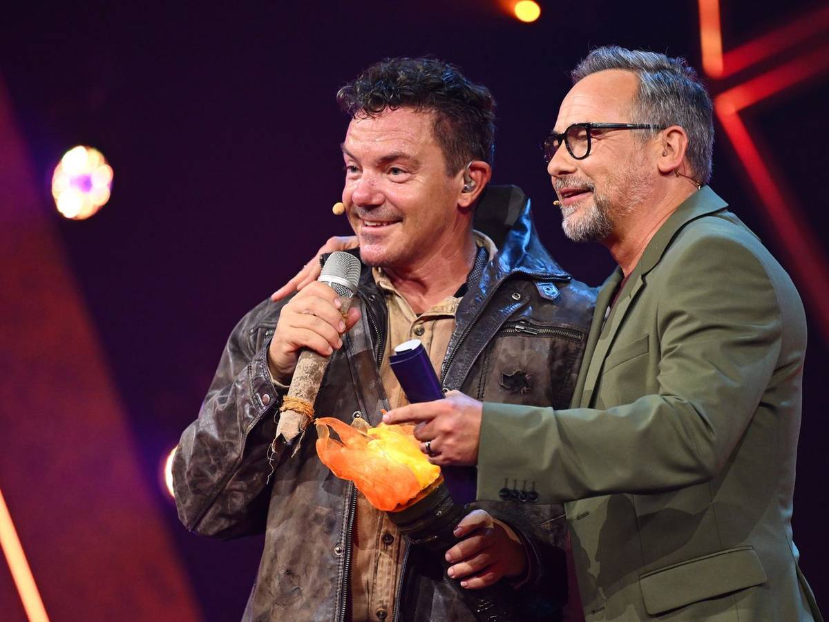Als erster musste Hippo Jones die Maske fallen lassen. Zum Vorschein kam Stefan Mross (links). Moderator Matthias Opdenhövel war begeistert - die Ratecrew total überrascht. (Bild: Joyn/Willi Weber)