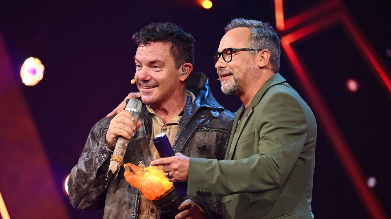 Als erster musste Hippo Jones die Maske fallen lassen. Zum Vorschein kam Stefan Mross (links). Moderator Matthias Opdenhövel war begeistert - die Ratecrew total überrascht. (Bild: Joyn/Willi Weber)