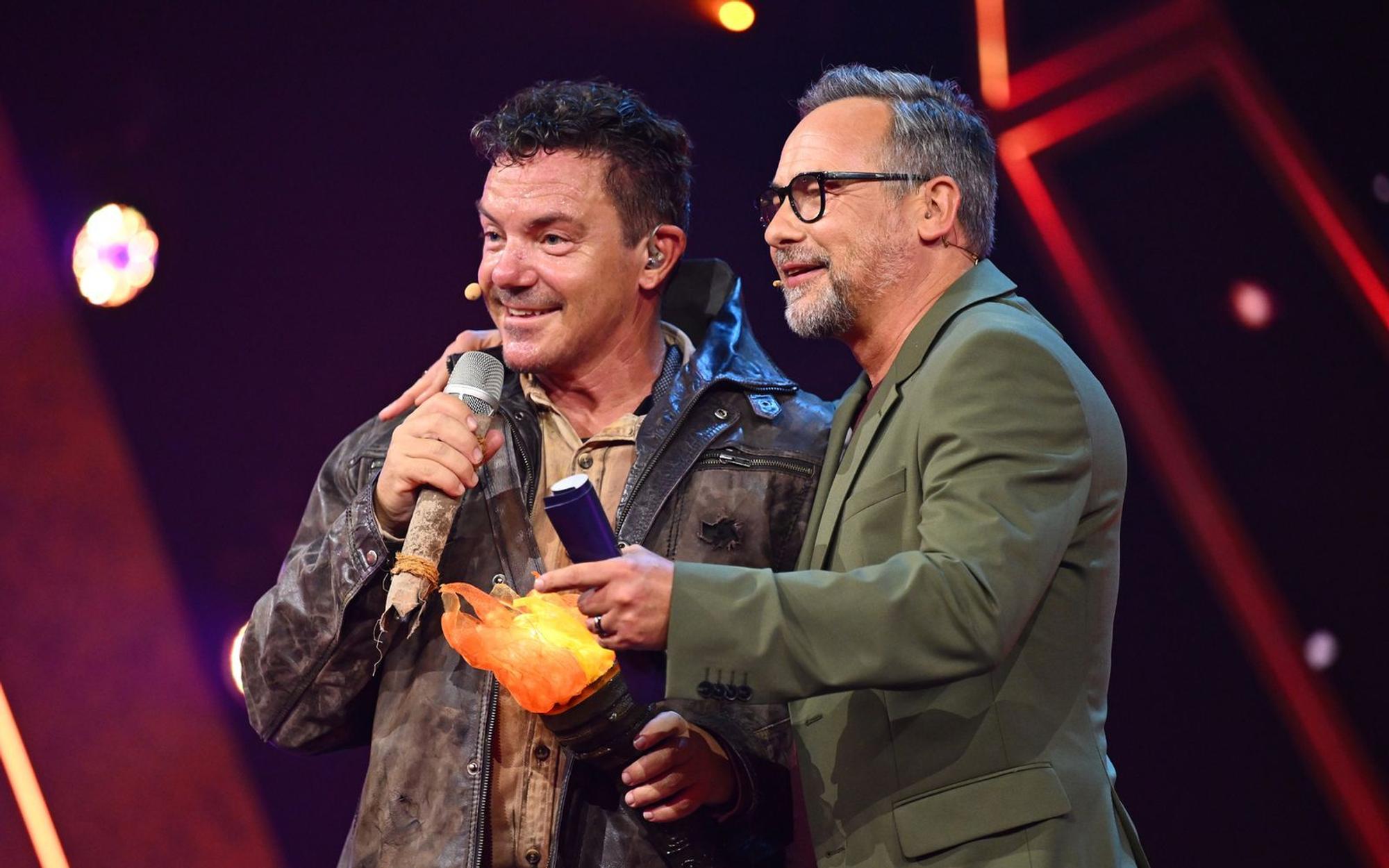Als erster musste Hippo Jones die Maske fallen lassen. Zum Vorschein kam Stefan Mross (links). Moderator Matthias Opdenhövel war begeistert - die Ratecrew total überrascht. (Bild: Joyn/Willi Weber)