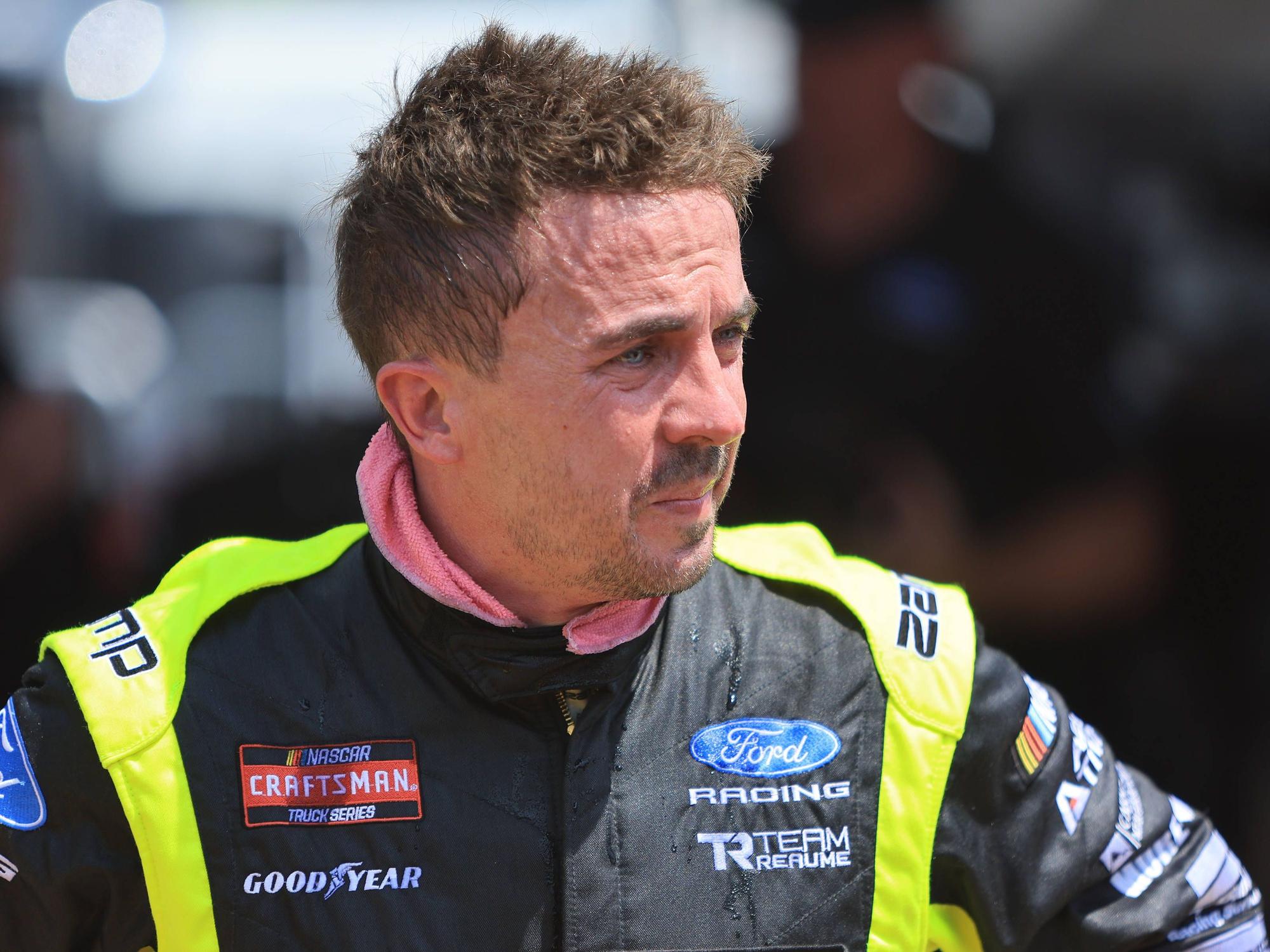 Frank Muniz ist seit einigen Jahren ein erfolgreicher Pilot im US‑amerikanischen Motorsportverband NASCAR. Er fährt dort als Vollzeitfahrer für Ford.