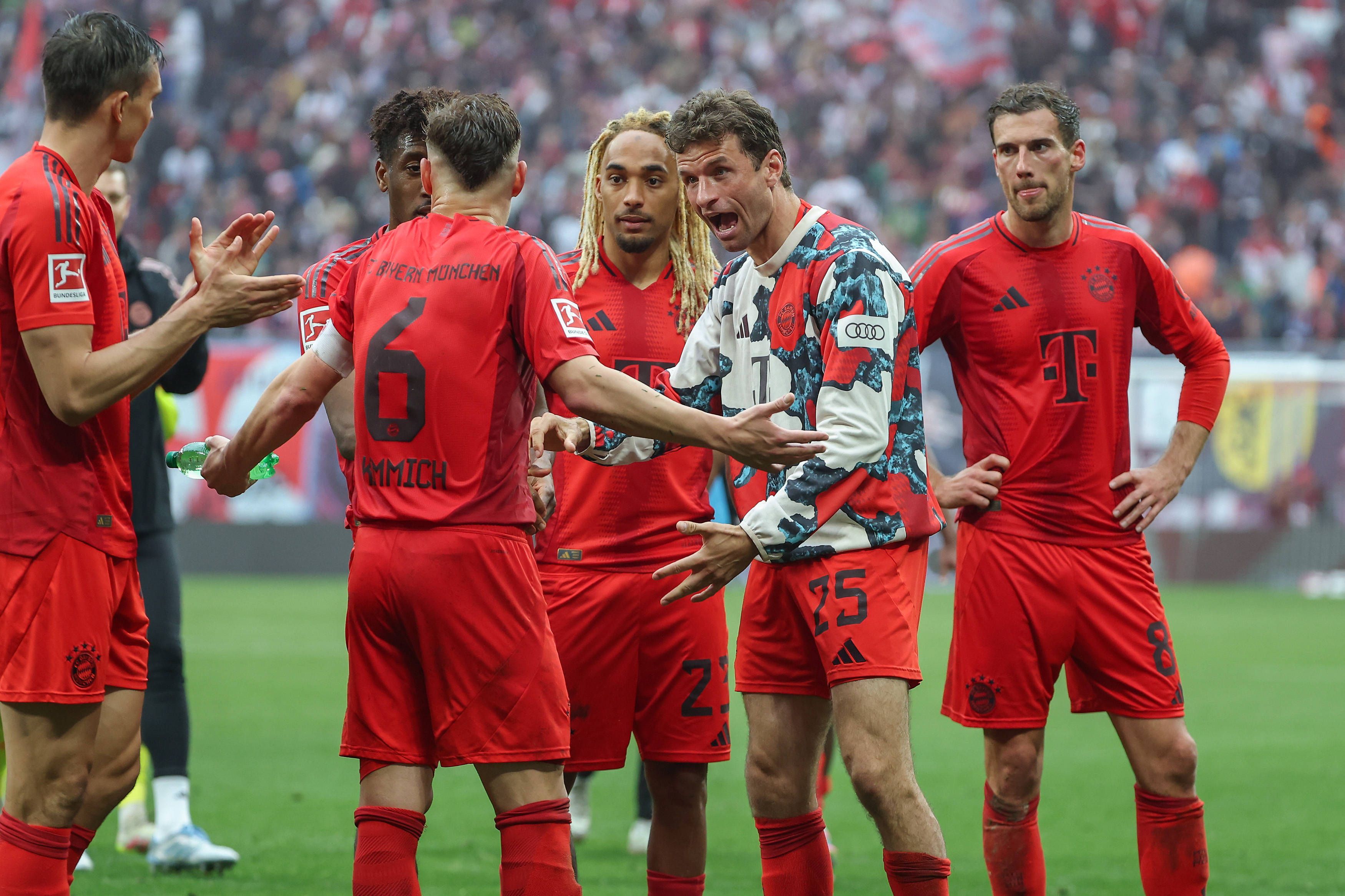 Leon Goretzka gemeinsam mit seinen Teamkollegen beim FC Bayern München.
