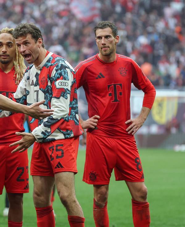 Leon Goretzka gemeinsam mit seinen Teamkollegen beim FC Bayern München.