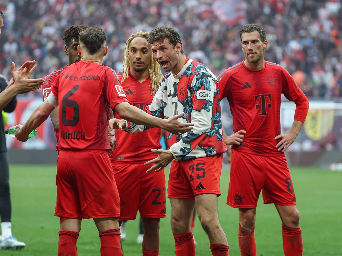 Leon Goretzka gemeinsam mit seinen Teamkollegen beim FC Bayern München.