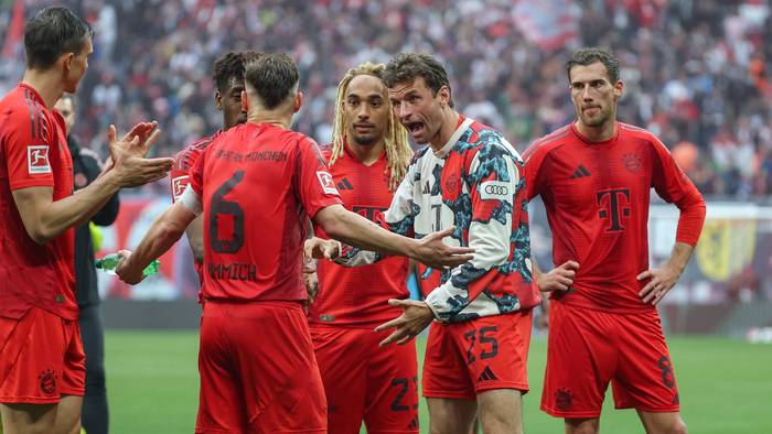 Leon Goretzka gemeinsam mit seinen Teamkollegen beim FC Bayern München.