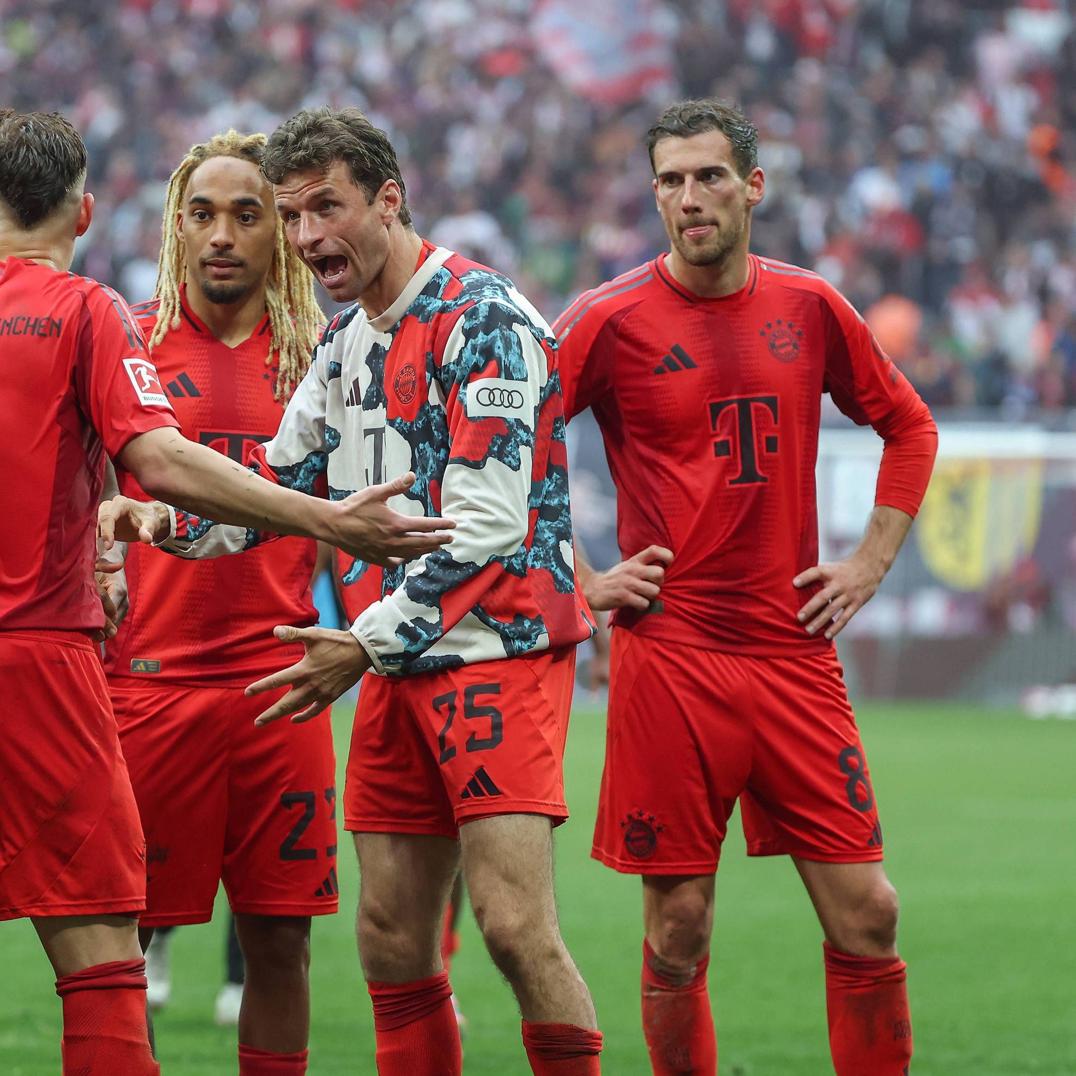 Leon Goretzka gemeinsam mit seinen Teamkollegen beim FC Bayern München.