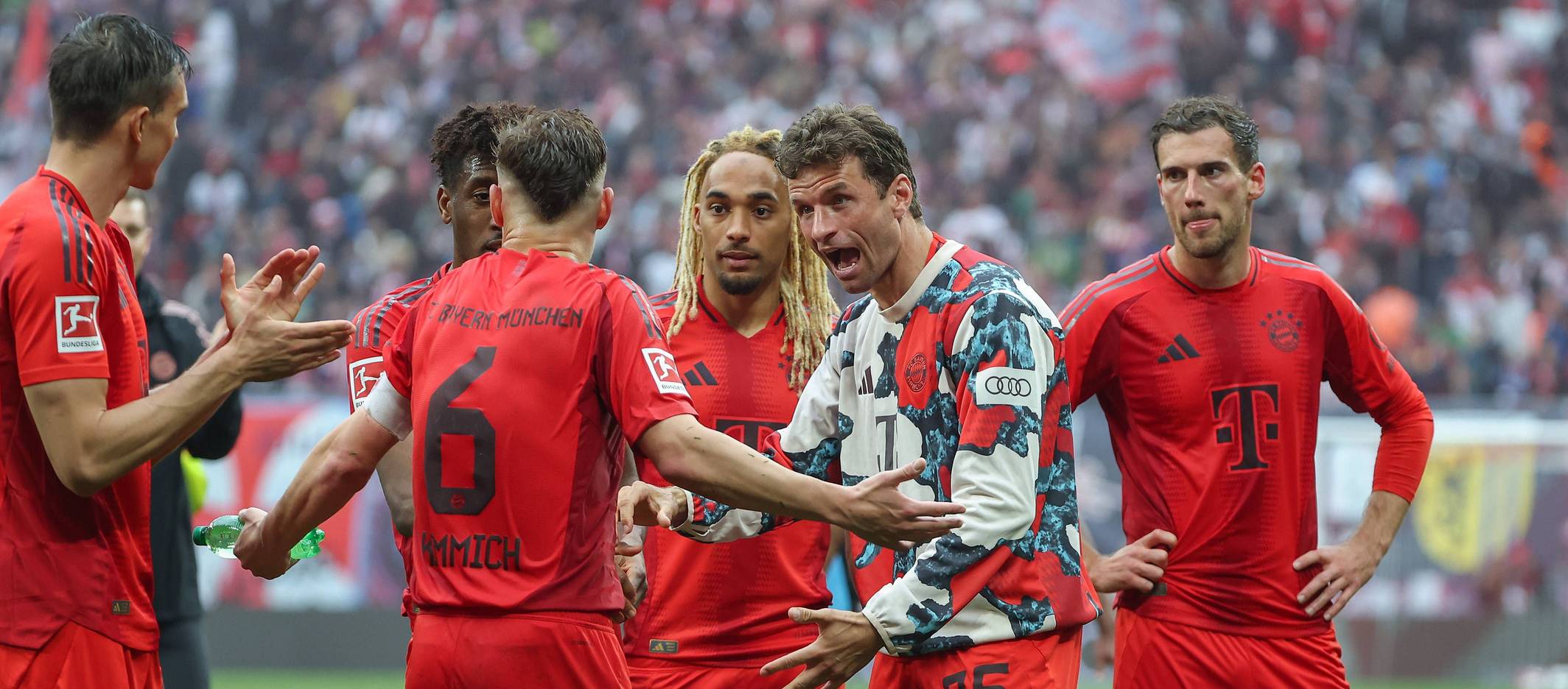 Leon Goretzka gemeinsam mit seinen Teamkollegen beim FC Bayern München.