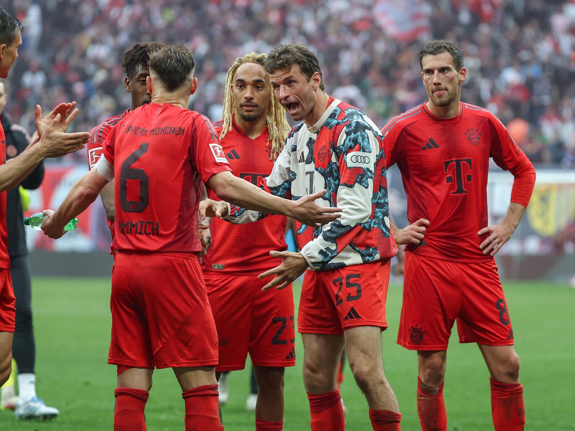 Leon Goretzka gemeinsam mit seinen Teamkollegen beim FC Bayern München.