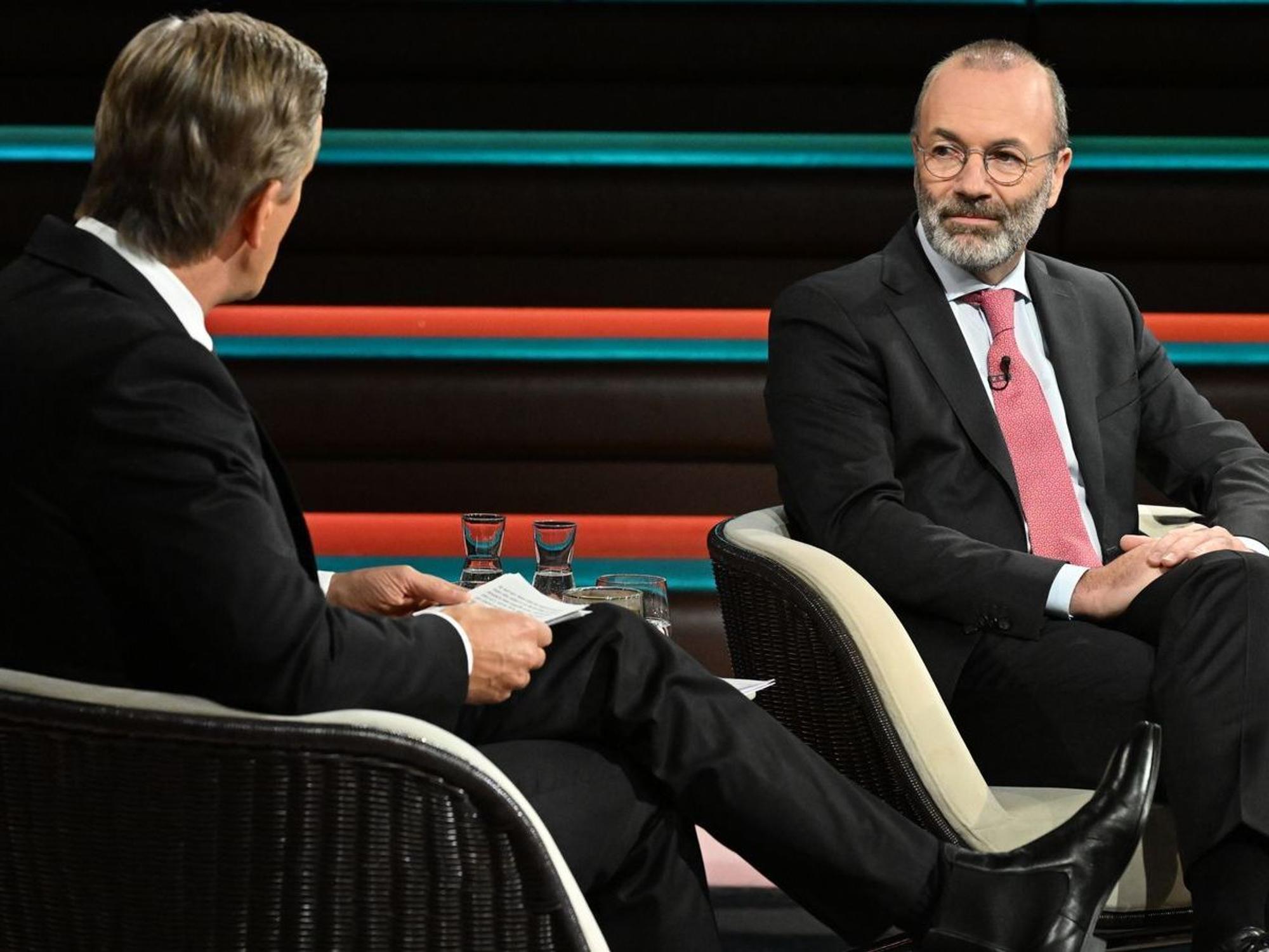 CSU-Vize Manfred Weber stellte im Gespräch mit dem ZDF-Moderator klar, dass ein Kanzlerwechsel für ihn nicht zur Debatte stehe. (Bild: Cornelia Lehmann / ZDF)