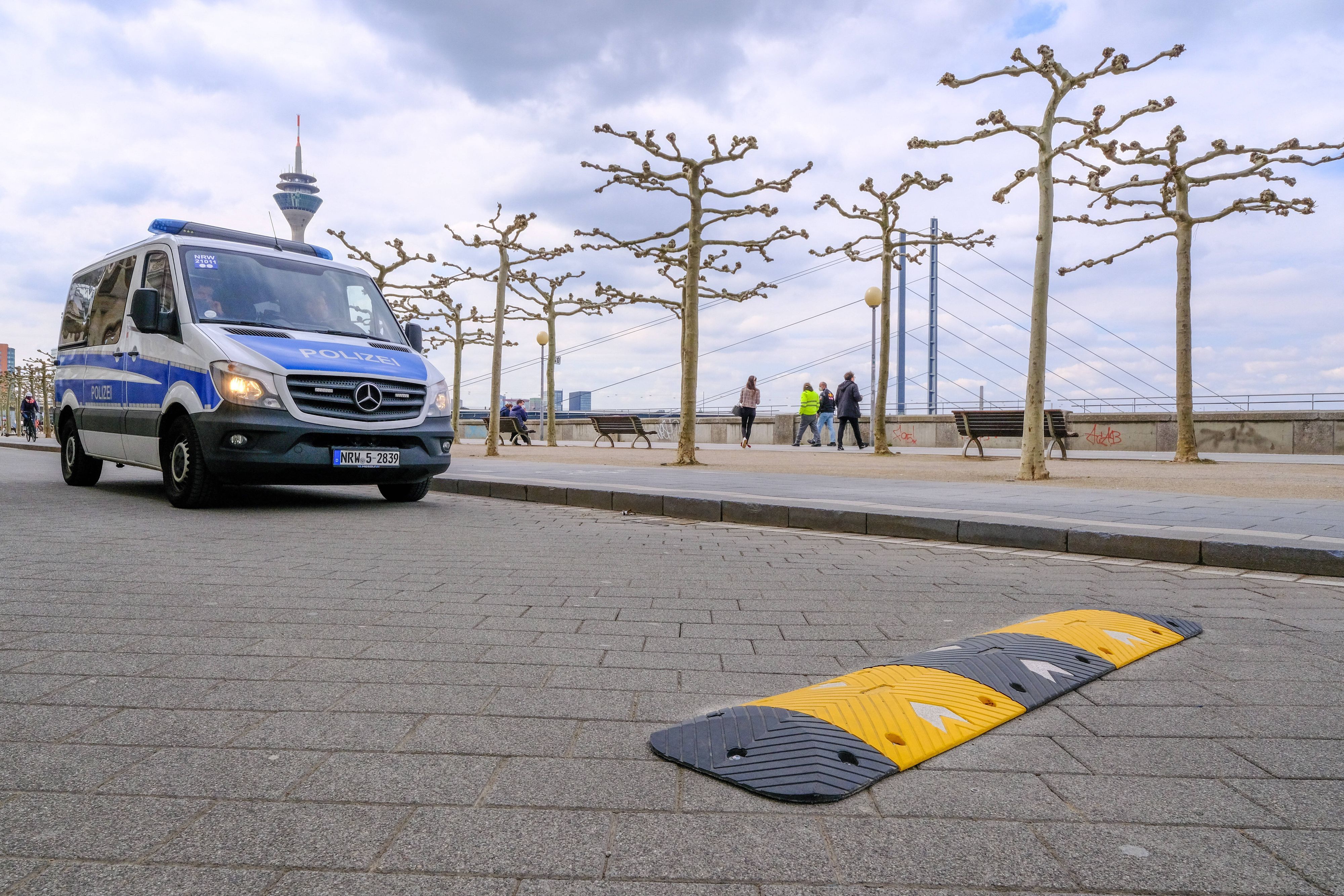 Nach einer Attacke auf einen Juden am Düsseldorfer Rheinufer bittet die Polizei weiter um Hinweise. (Symbolbild)