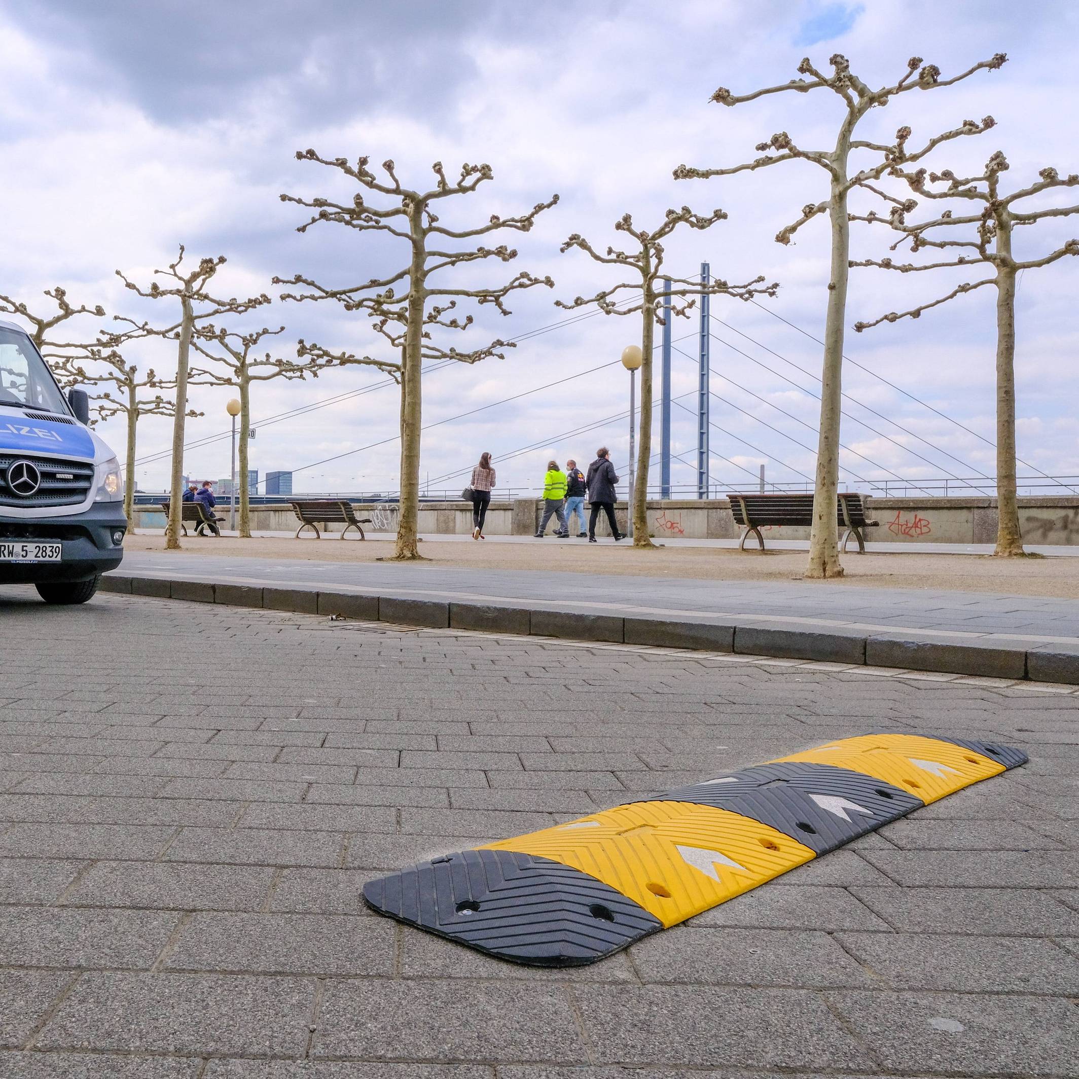 Nach einer Attacke auf einen Juden am Düsseldorfer Rheinufer bittet die Polizei weiter um Hinweise. (Symbolbild)