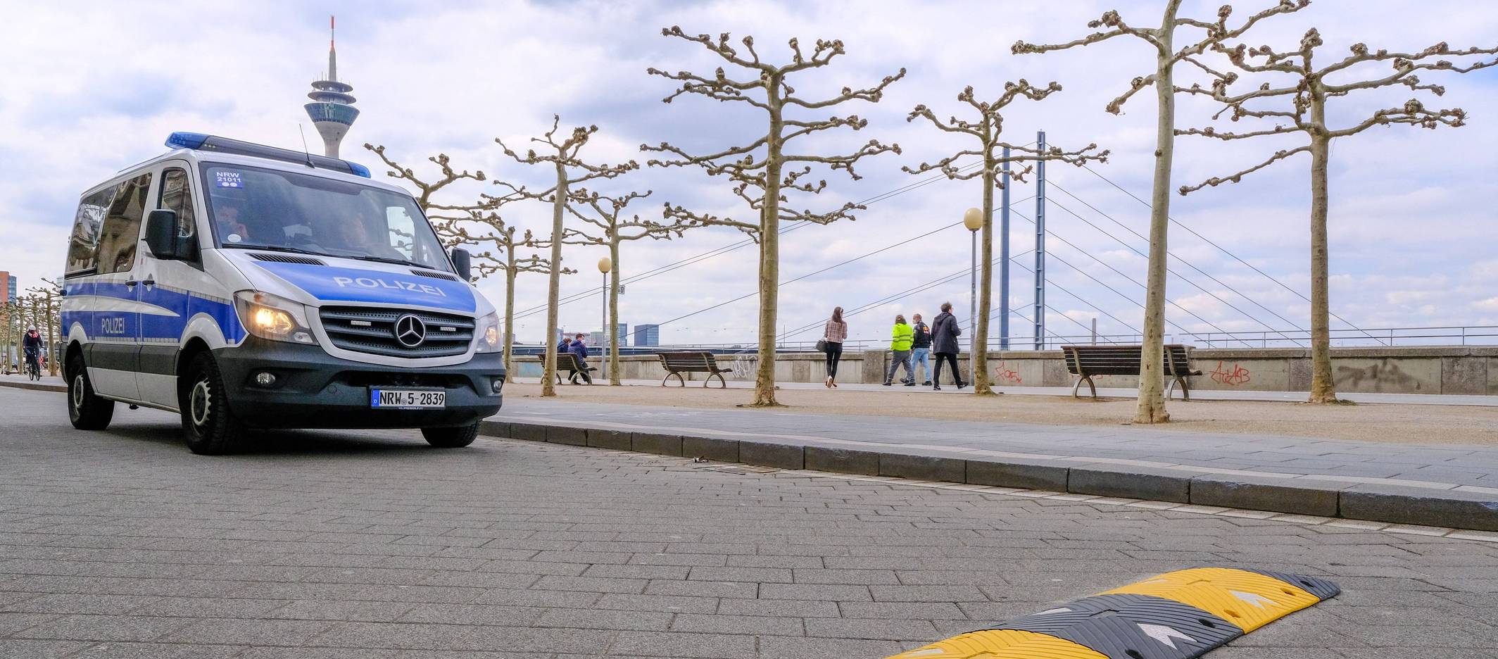 Nach einer Attacke auf einen Juden am Düsseldorfer Rheinufer bittet die Polizei weiter um Hinweise. (Symbolbild)