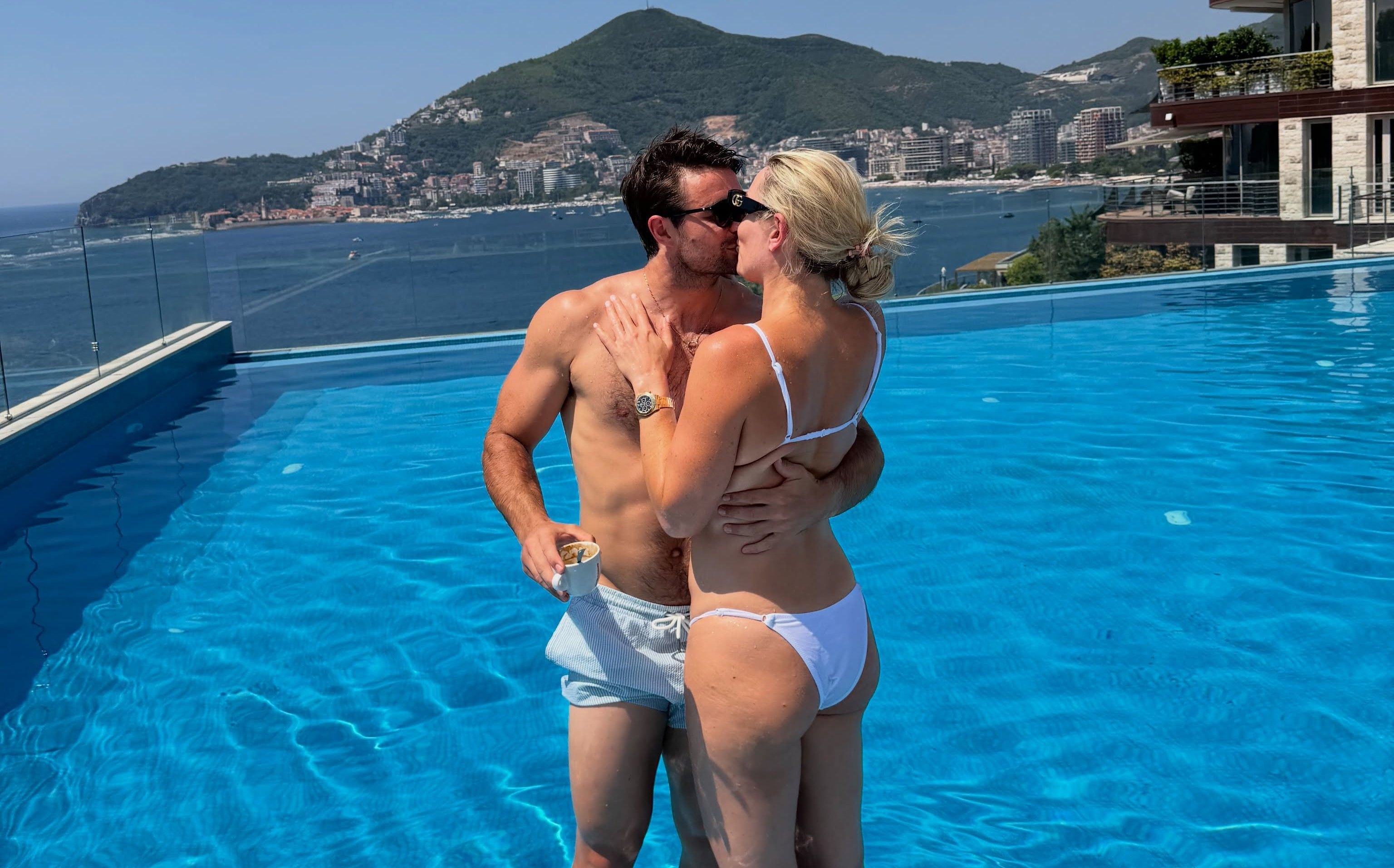 Lindsey Vonn und Matthieu Bailet küssen sich.