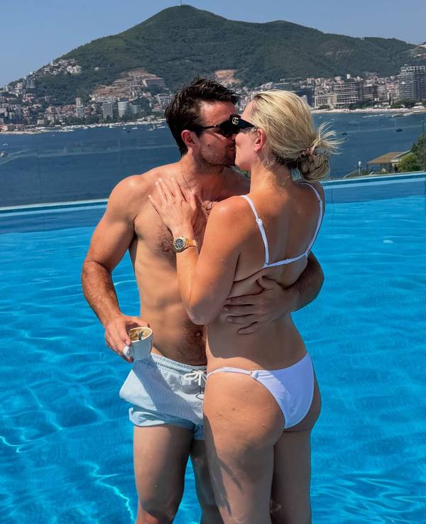 Lindsey Vonn und Matthieu Bailet küssen sich.