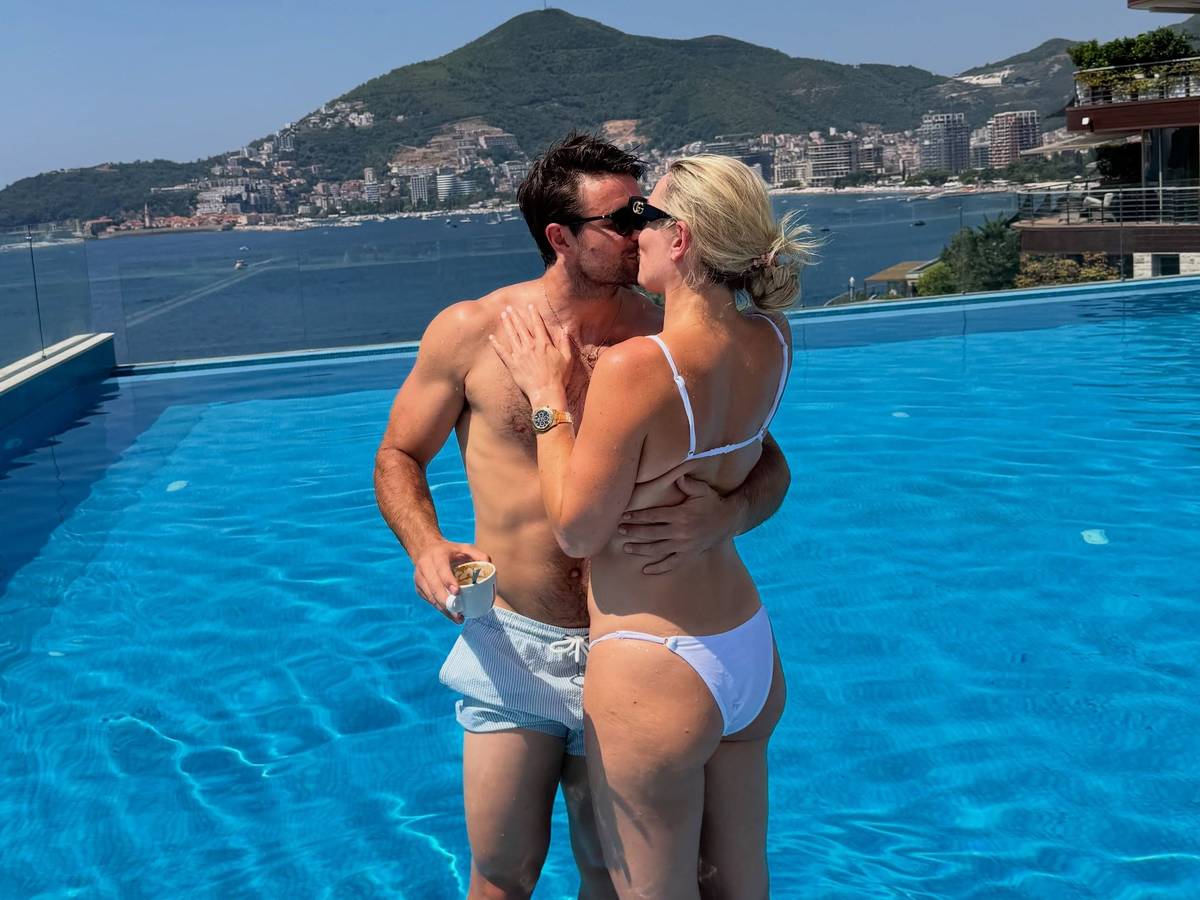 Lindsey Vonn und Matthieu Bailet küssen sich.